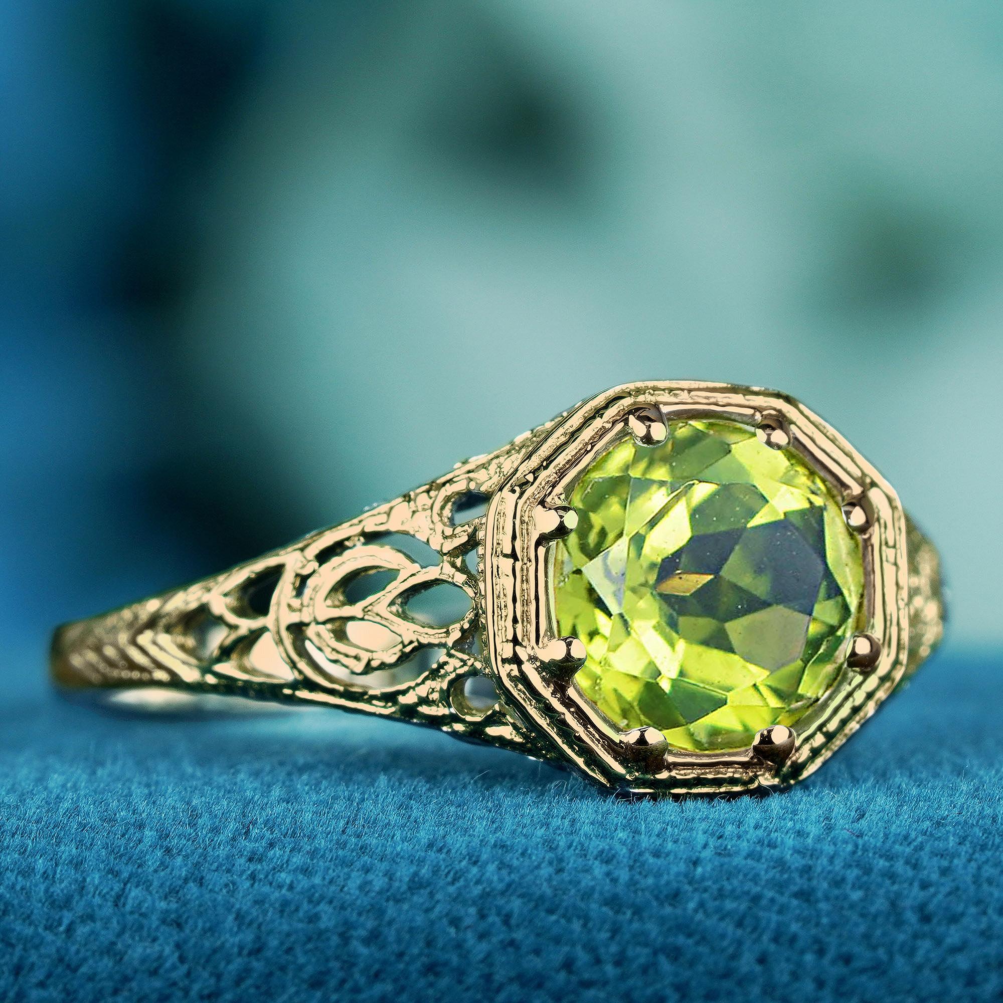 Édouardien Bague filigrane à péridot de style vintage  en or jaune 9K massif en vente
