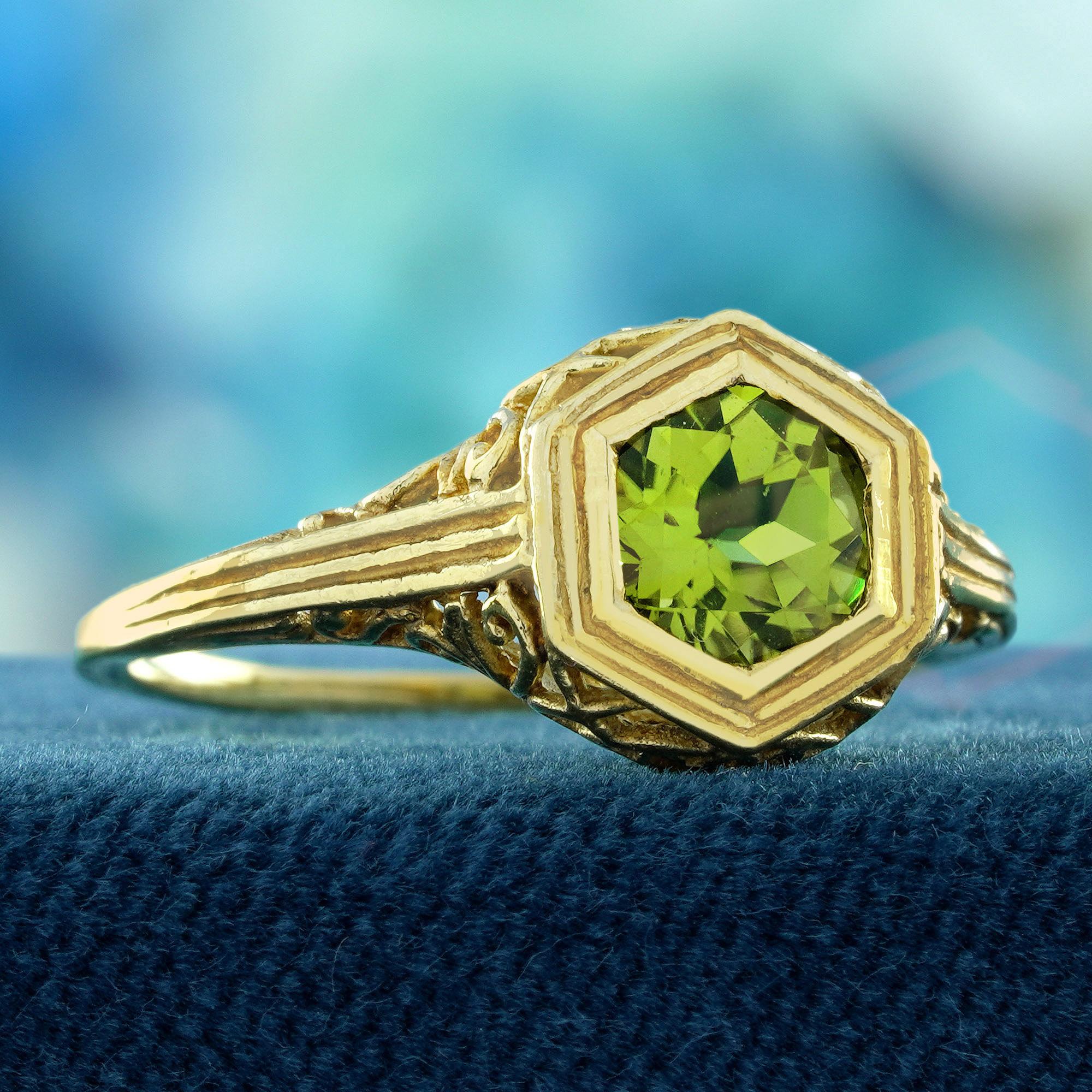 Édouardien Bague filigrane à péridot de style vintage  en or jaune 9K massif en vente