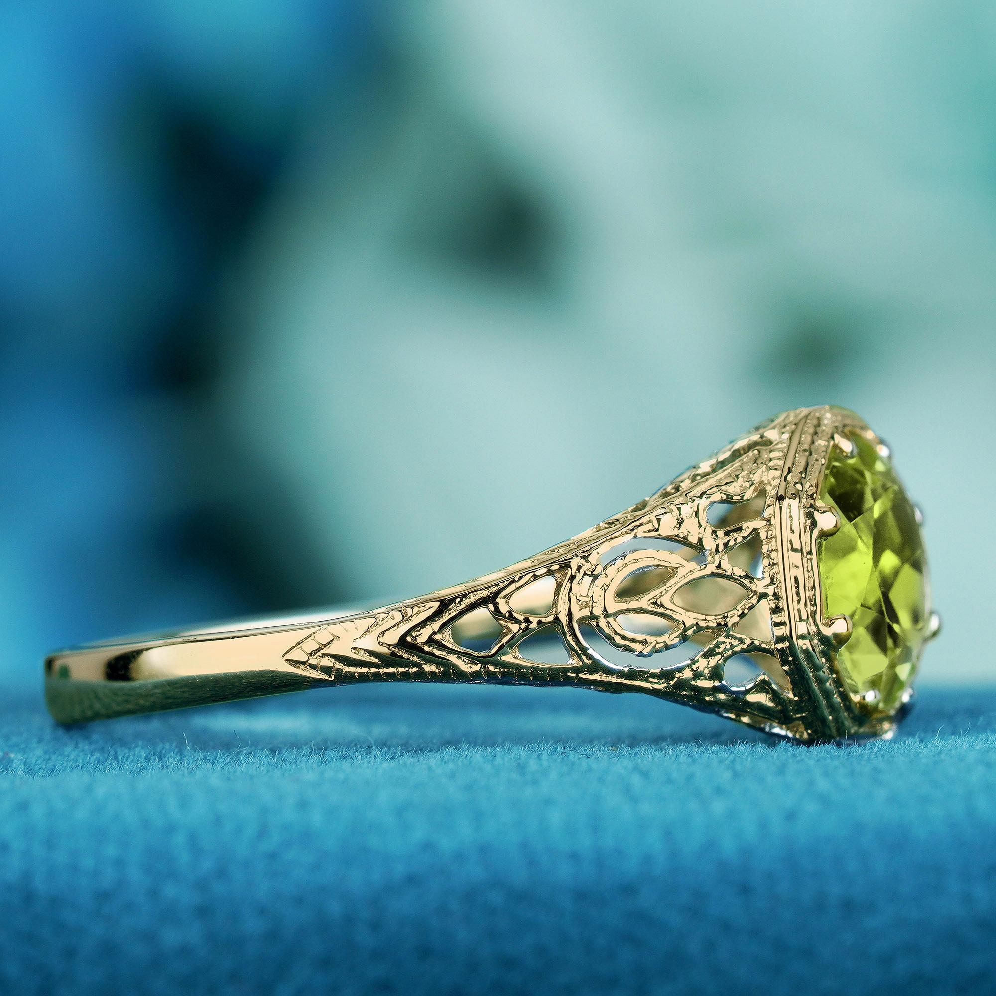 Taille ronde Bague filigrane à péridot de style vintage  en or jaune 9K massif en vente