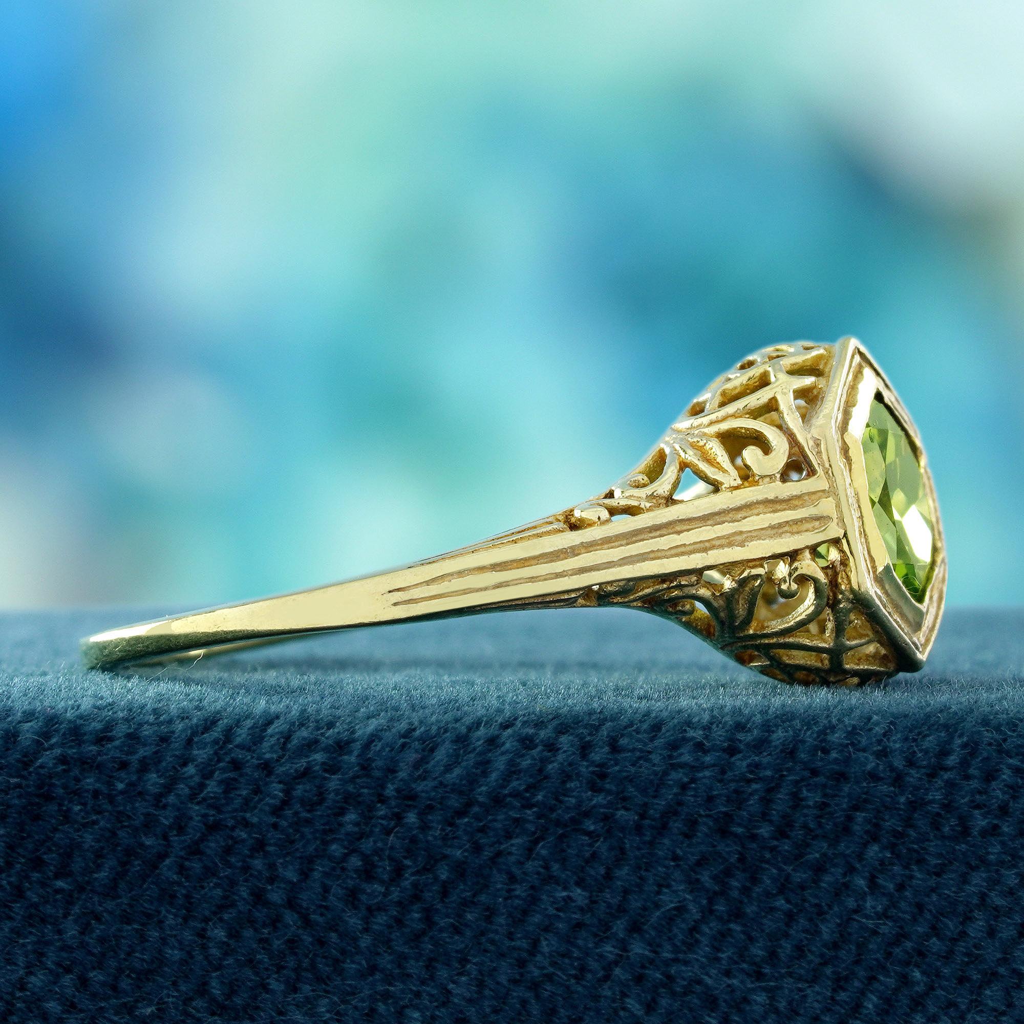 Taille ronde Bague filigrane à péridot de style vintage  en or jaune 9K massif en vente