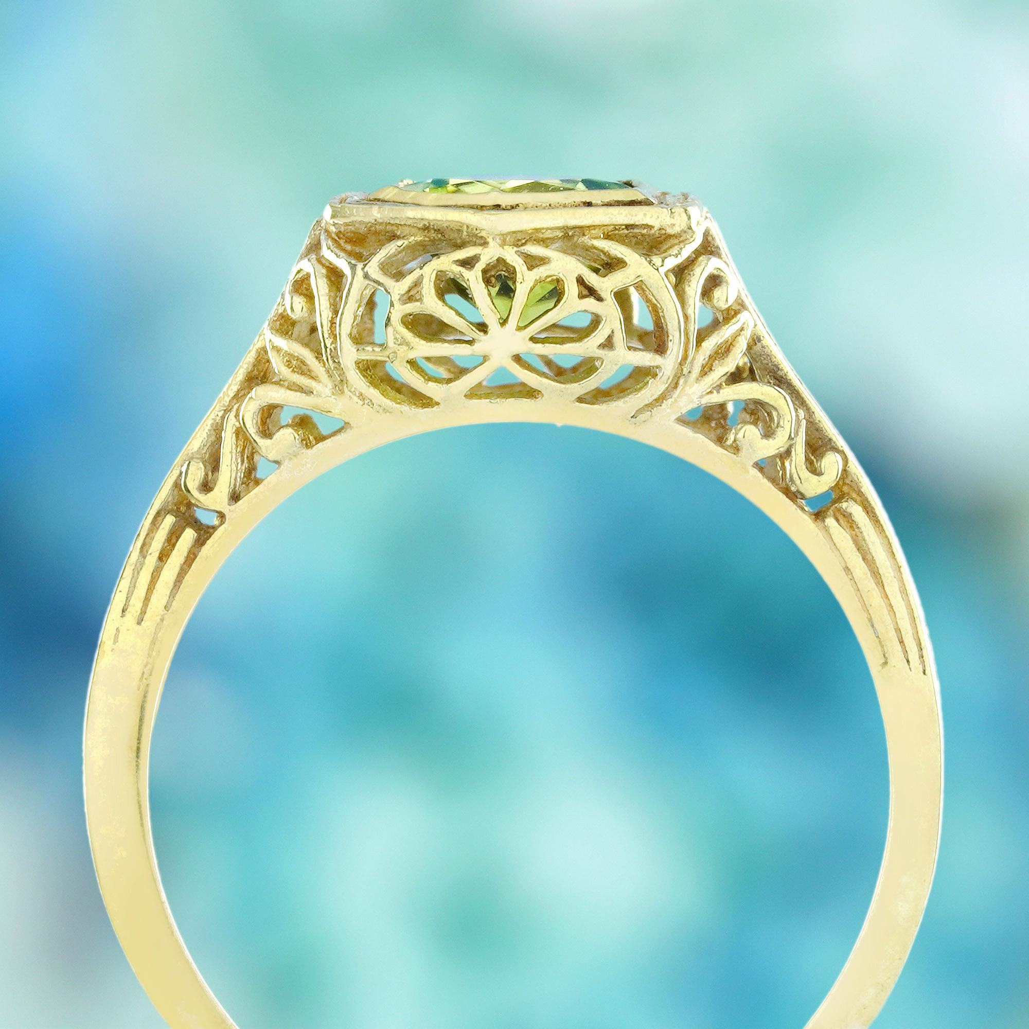 Bague filigrane à péridot de style vintage  en or jaune 9K massif Neuf - En vente à Bangkok, TH