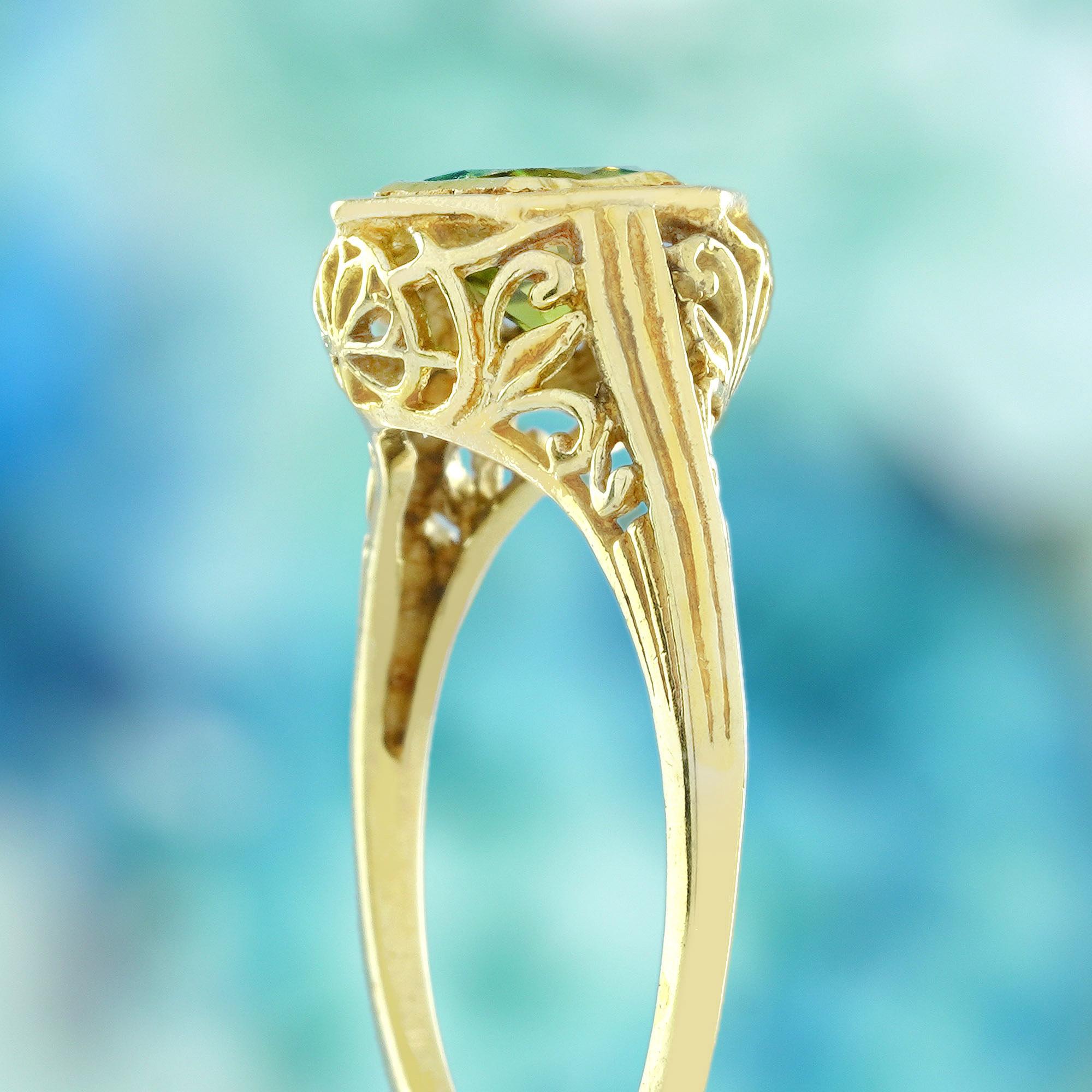 Bague filigrane à péridot de style vintage  en or jaune 9K massif Pour femmes en vente