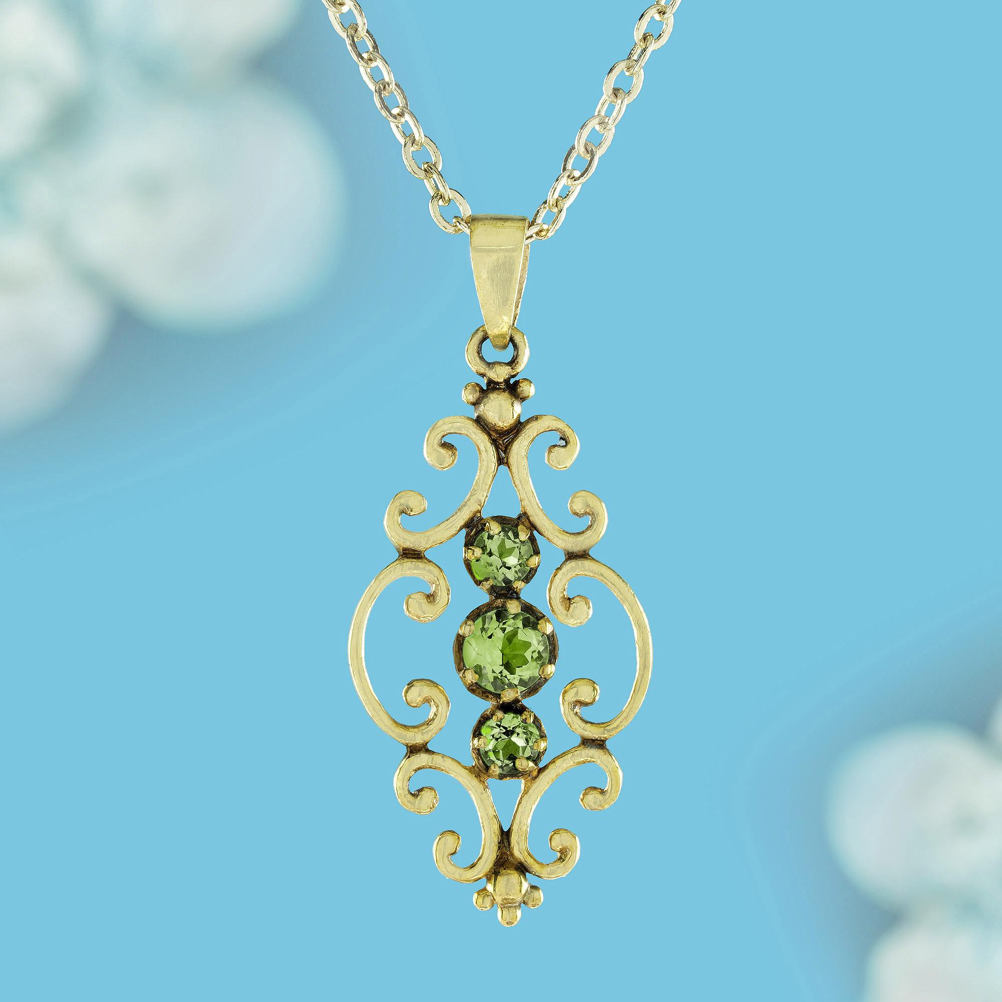 Avec ses trois péridots d'un vert éclatant, ce pendentif symbolise l'harmonie, la croissance et la prospérité. Le cadre complexe d'inspiration vintage rehausse son élégance, ce qui en fait un accessoire parfait pour toutes les occasions. Qu'il