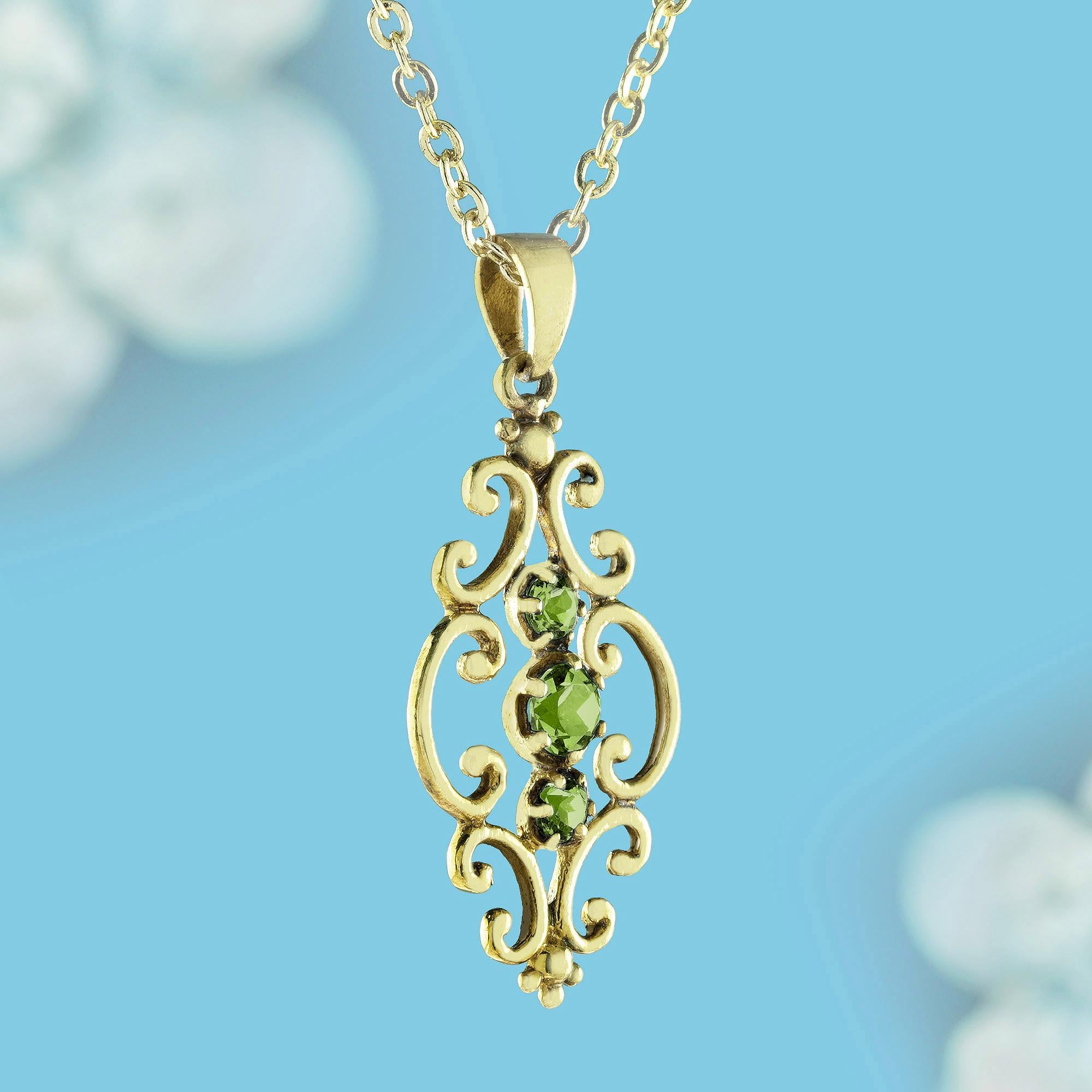 Édouardien Pendentif vintage à trois pierres en or jaune 9 carats en vente