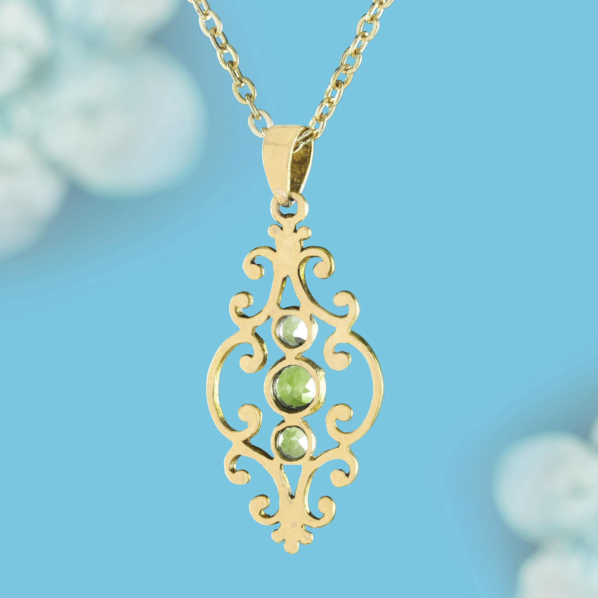 Taille ronde Pendentif vintage à trois pierres en or jaune 9 carats en vente