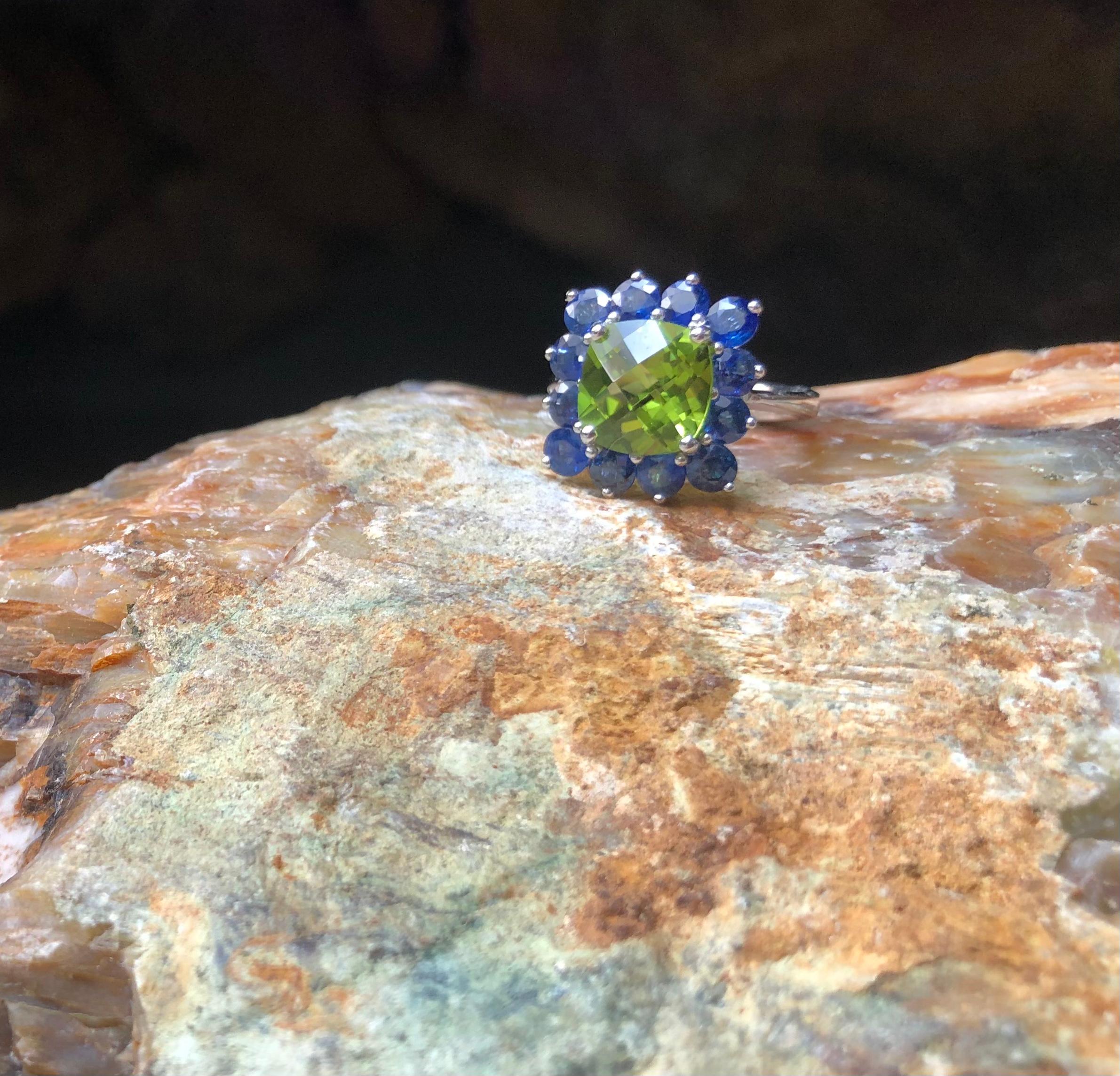 Peridot with Blue Sapphire Ring set in 18 Karat White Gold Settings 9