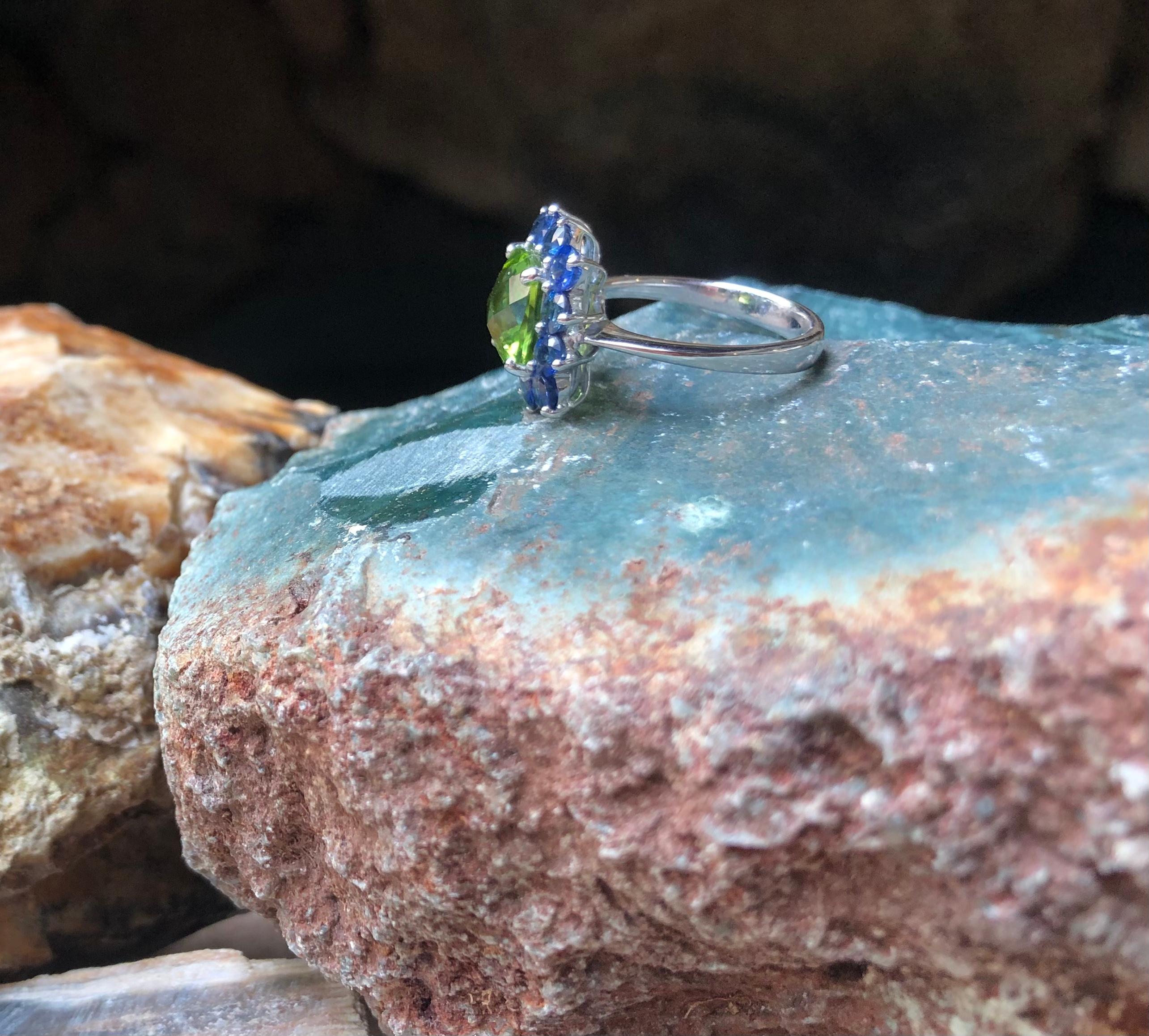 Peridot with Blue Sapphire Ring set in 18 Karat White Gold Settings 10