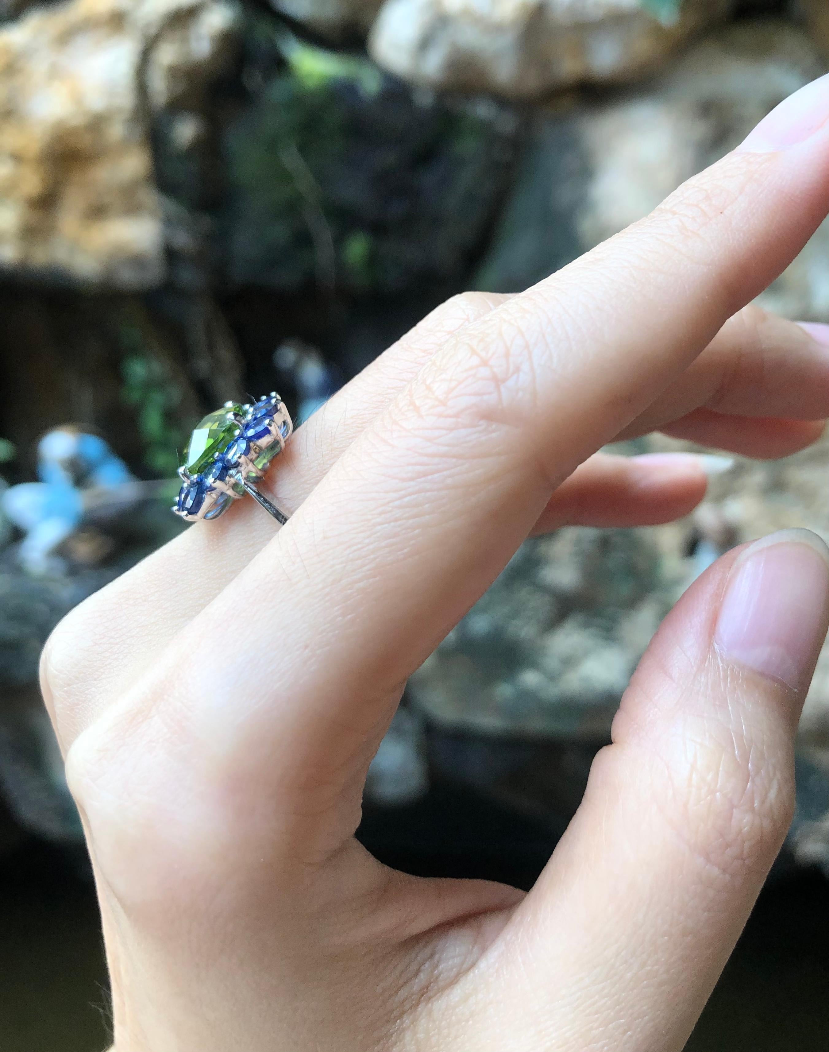 Peridot with Blue Sapphire Ring set in 18 Karat White Gold Settings In New Condition In Bangkok, TH