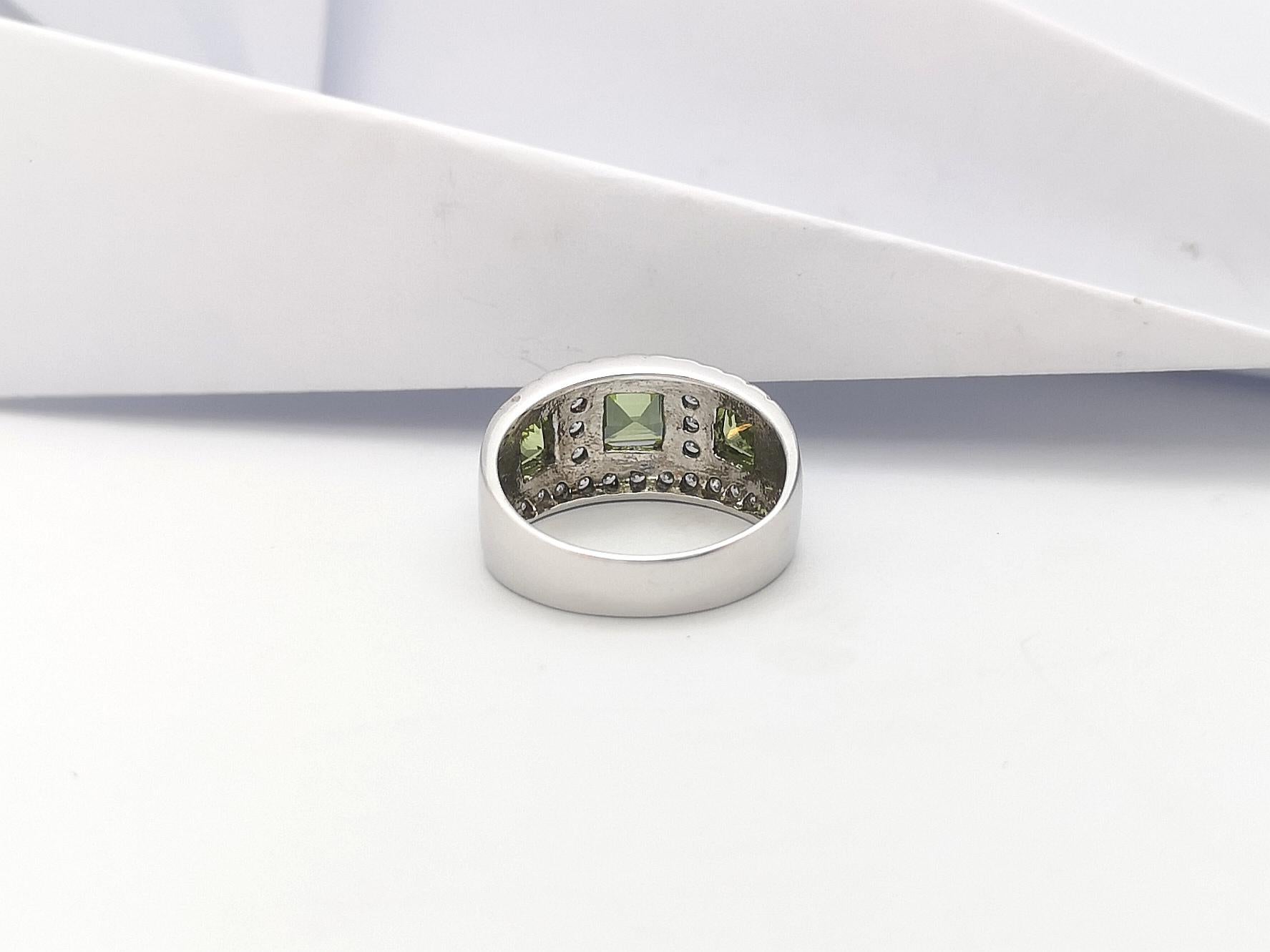 Ring mit Peridot und kubischem Zirkon in Silberfassung im Angebot 4
