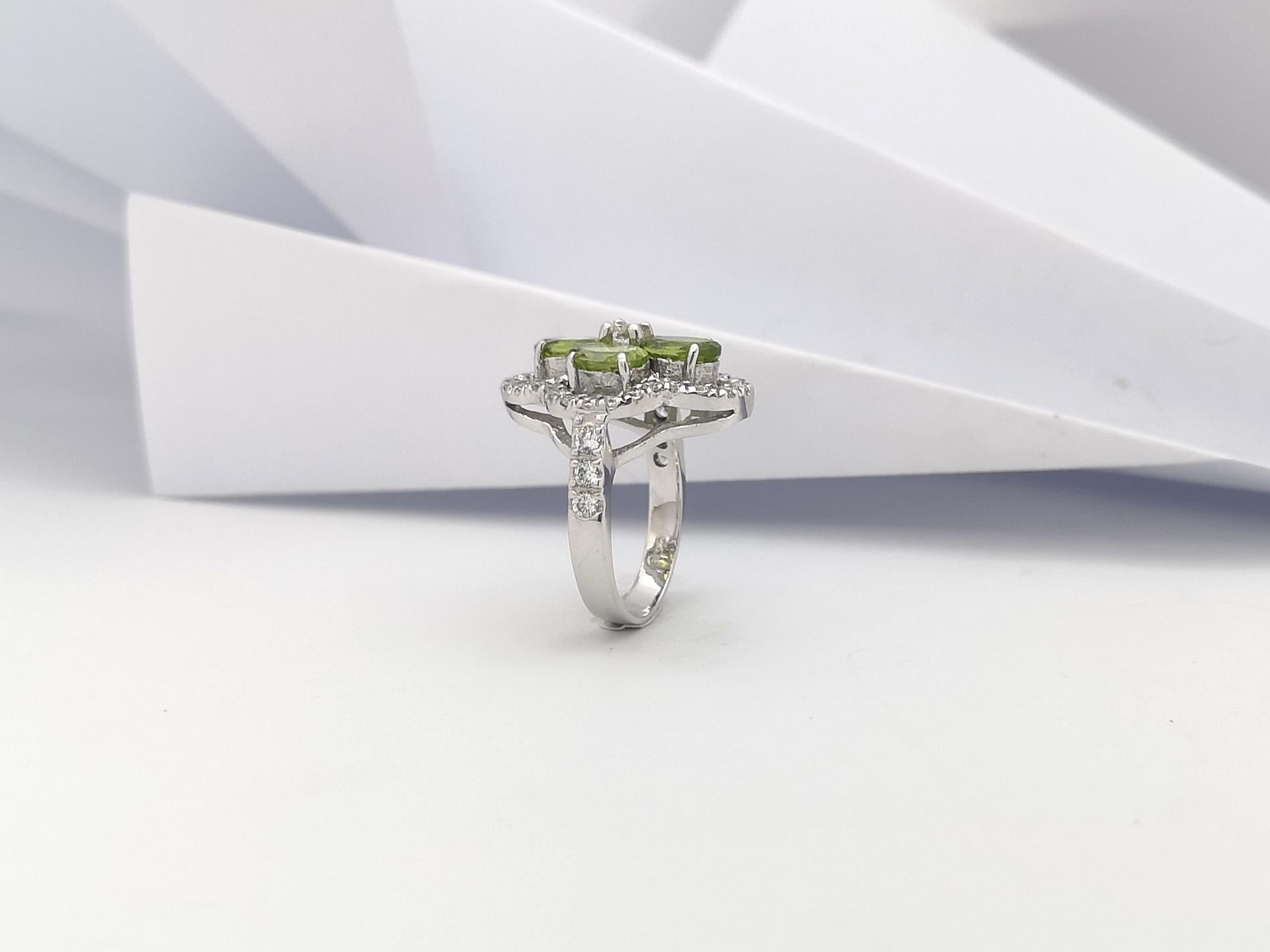 Peridot with Cubic Zirconia Ring set in Silver Settings For Sale 8