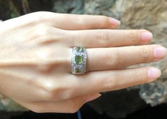 Ring mit Peridot und kubischem Zirkon in Silberfassung