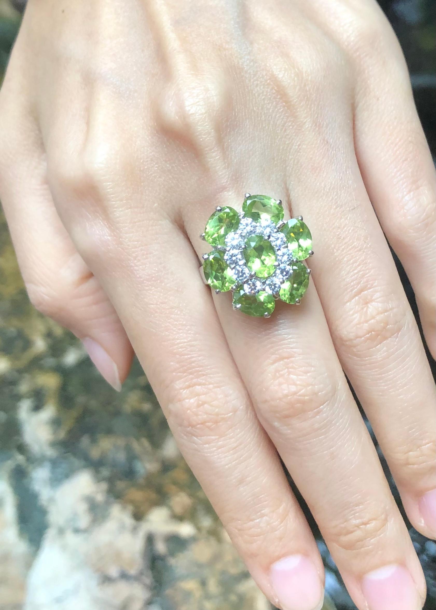 Contemporary Peridot with Cubic Zirconia Ring set in Silver Settings For Sale