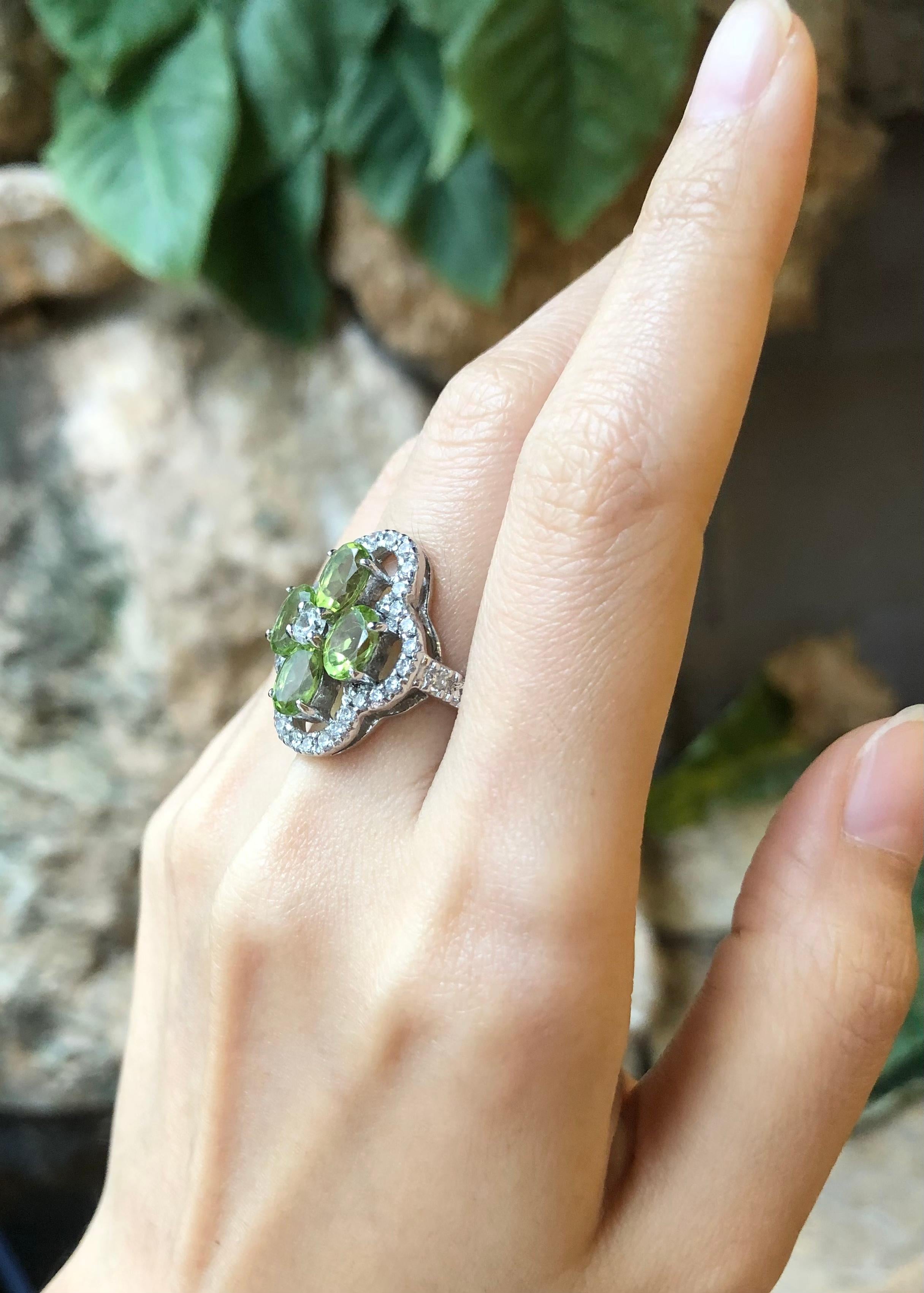 Peridot with Cubic Zirconia Ring set in Silver Settings In New Condition For Sale In Dusit, 10
