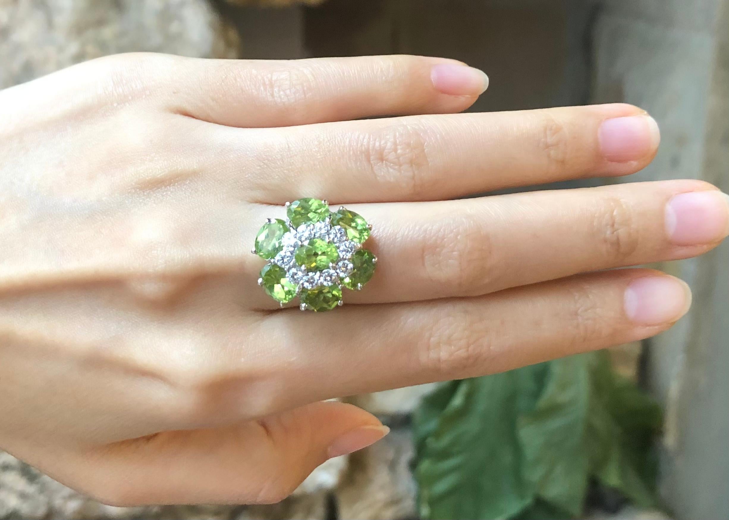 Peridot with Cubic Zirconia Ring set in Silver Settings In New Condition For Sale In Dusit, 10
