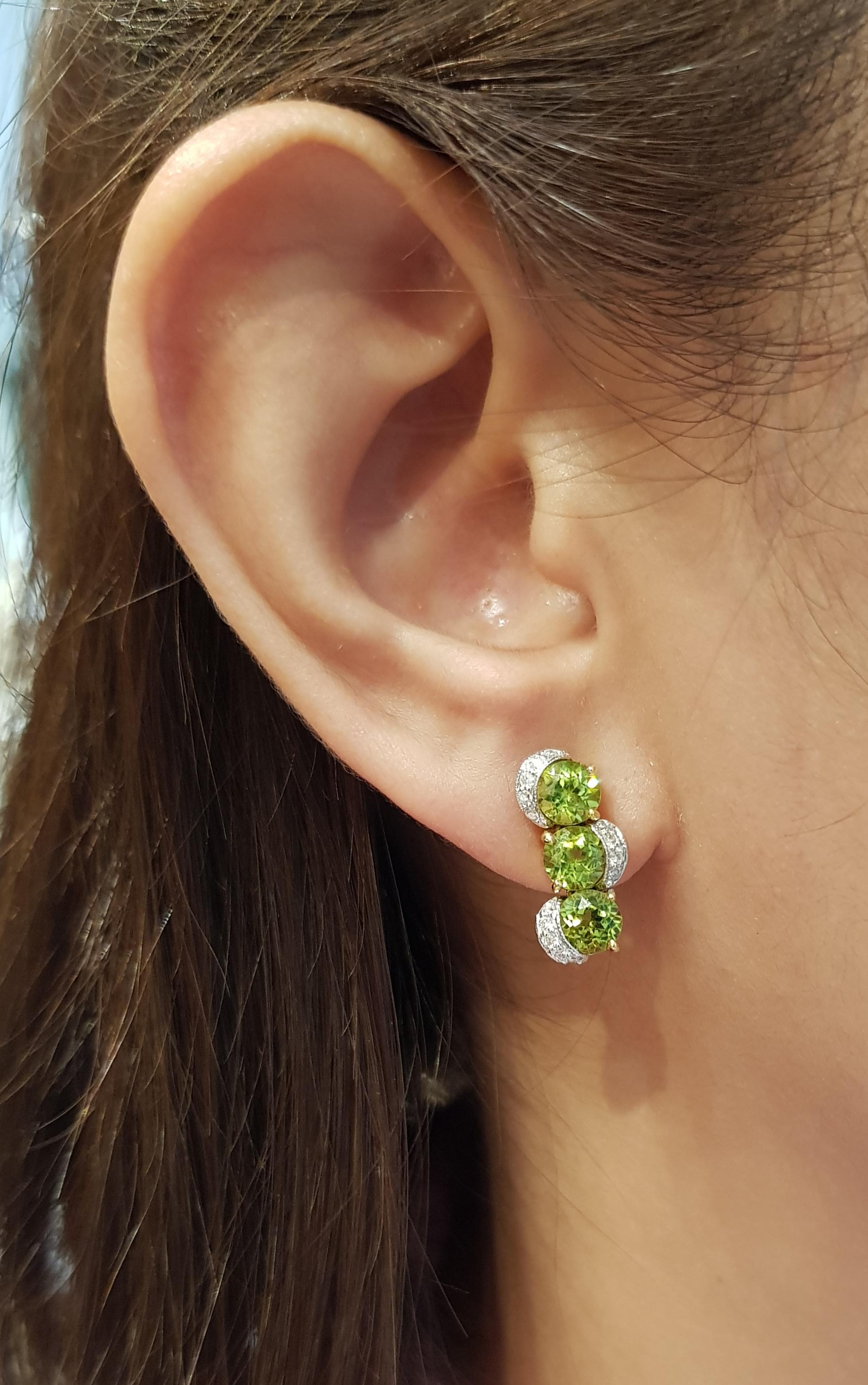 Orecchini con peridoto di 3,72 carati e diamante di 0,22 carati con montatura in oro 18 carati

Larghezza:  0.6 cm 
Lunghezza: 1.8 cm
Peso totale: 6.09 grammi


