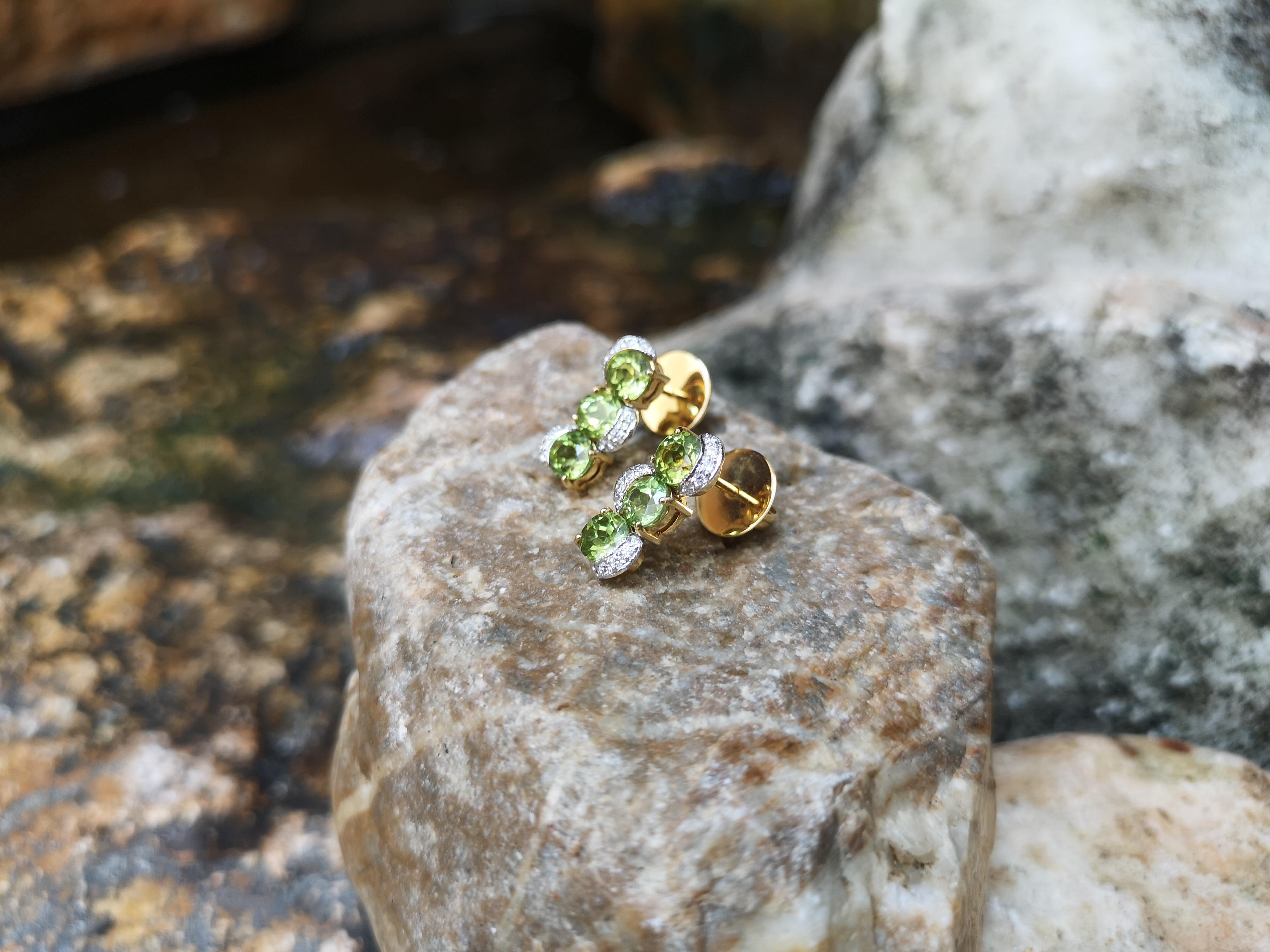Contemporaneo Orecchini con peridoto e diamanti incastonati in oro 18 carati in vendita