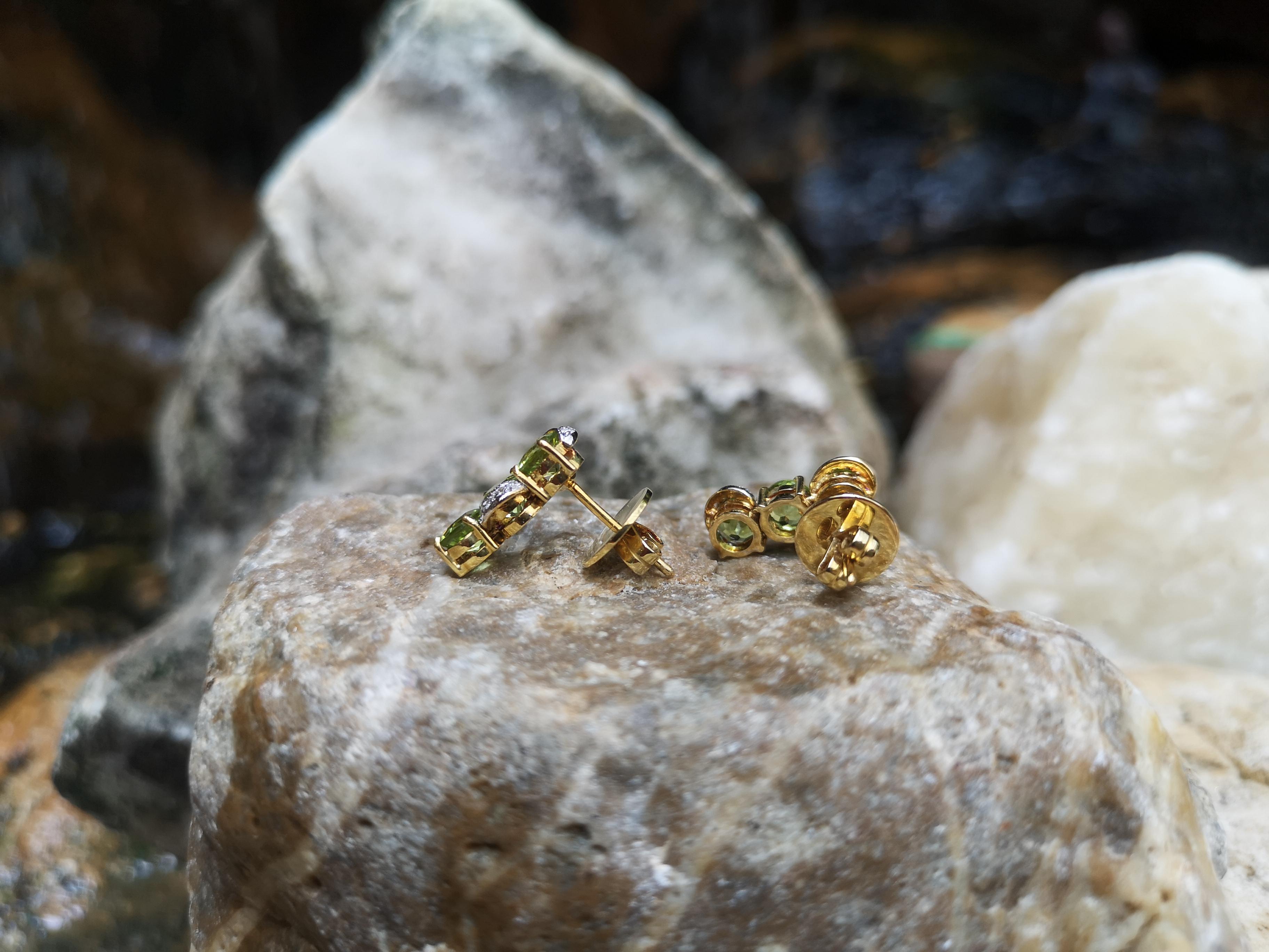Taglio rotondo Orecchini con peridoto e diamanti incastonati in oro 18 carati in vendita