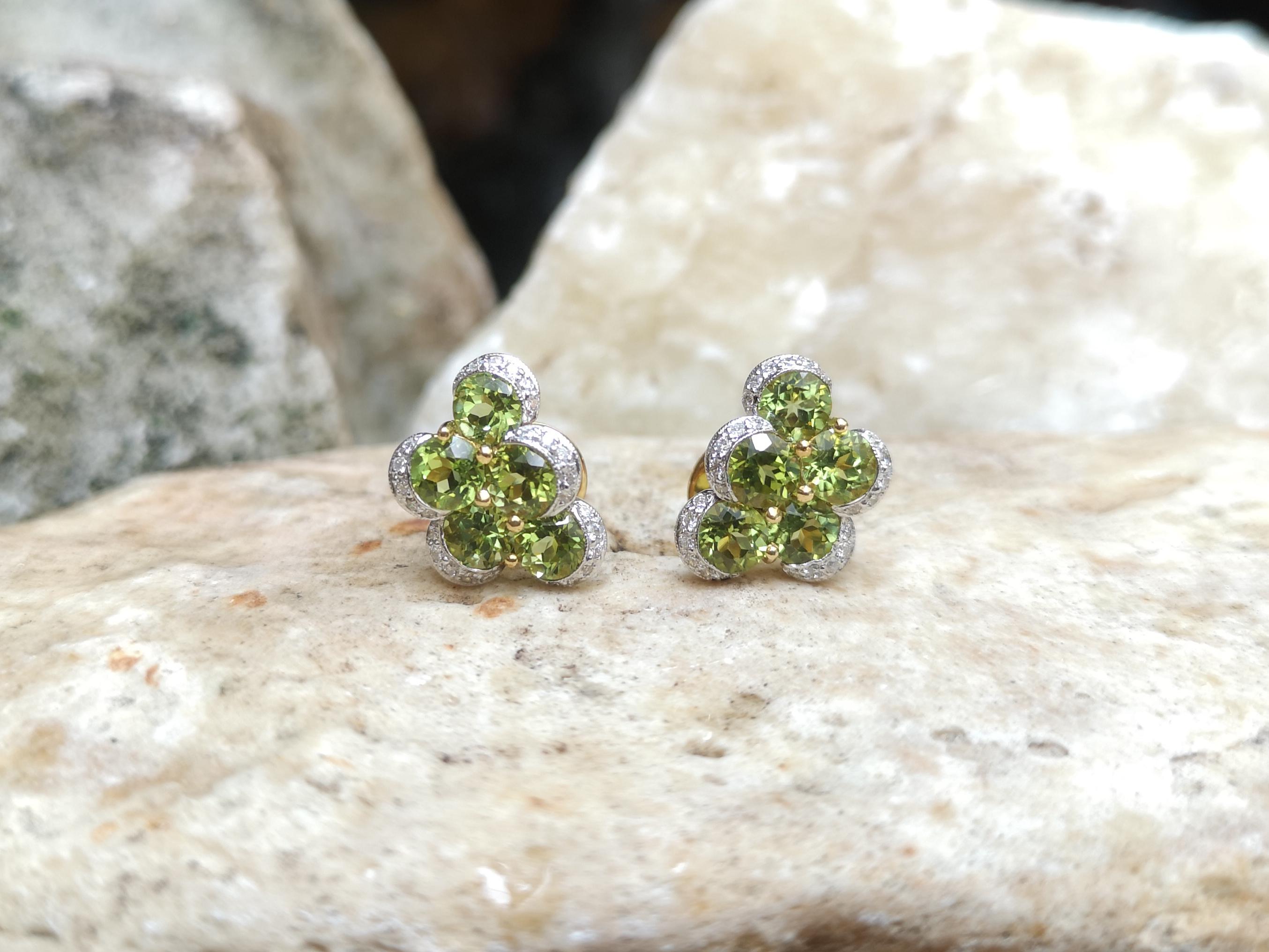 Peridot with Diamond Earrings Set in 18 Karat Gold Settings In New Condition For Sale In Bangkok, TH