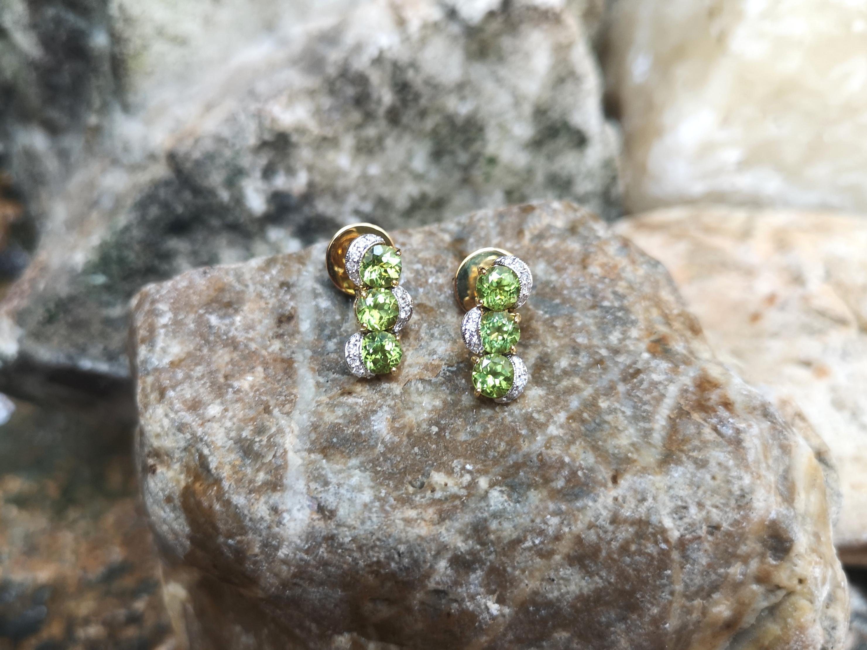 Orecchini con peridoto e diamanti incastonati in oro 18 carati In condizioni Nuovo in vendita a Bangkok, TH