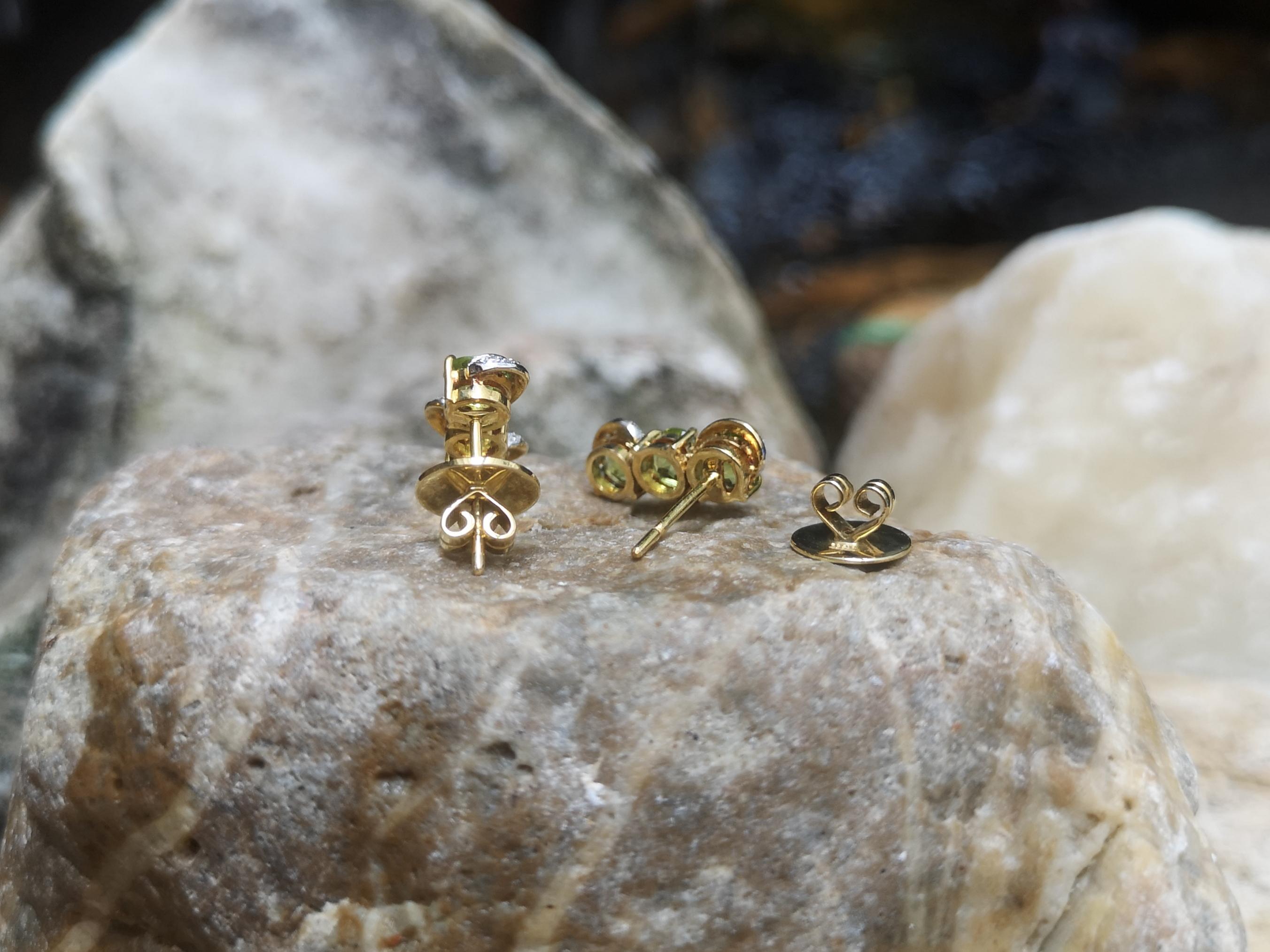 Donna Orecchini con peridoto e diamanti incastonati in oro 18 carati in vendita