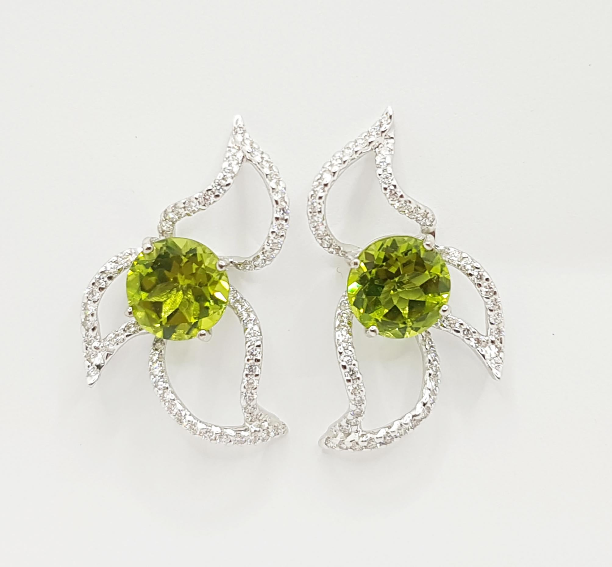 Peridot with Diamond Earrings Set in 18 Karat White Gold Settings In New Condition For Sale In Bangkok, TH