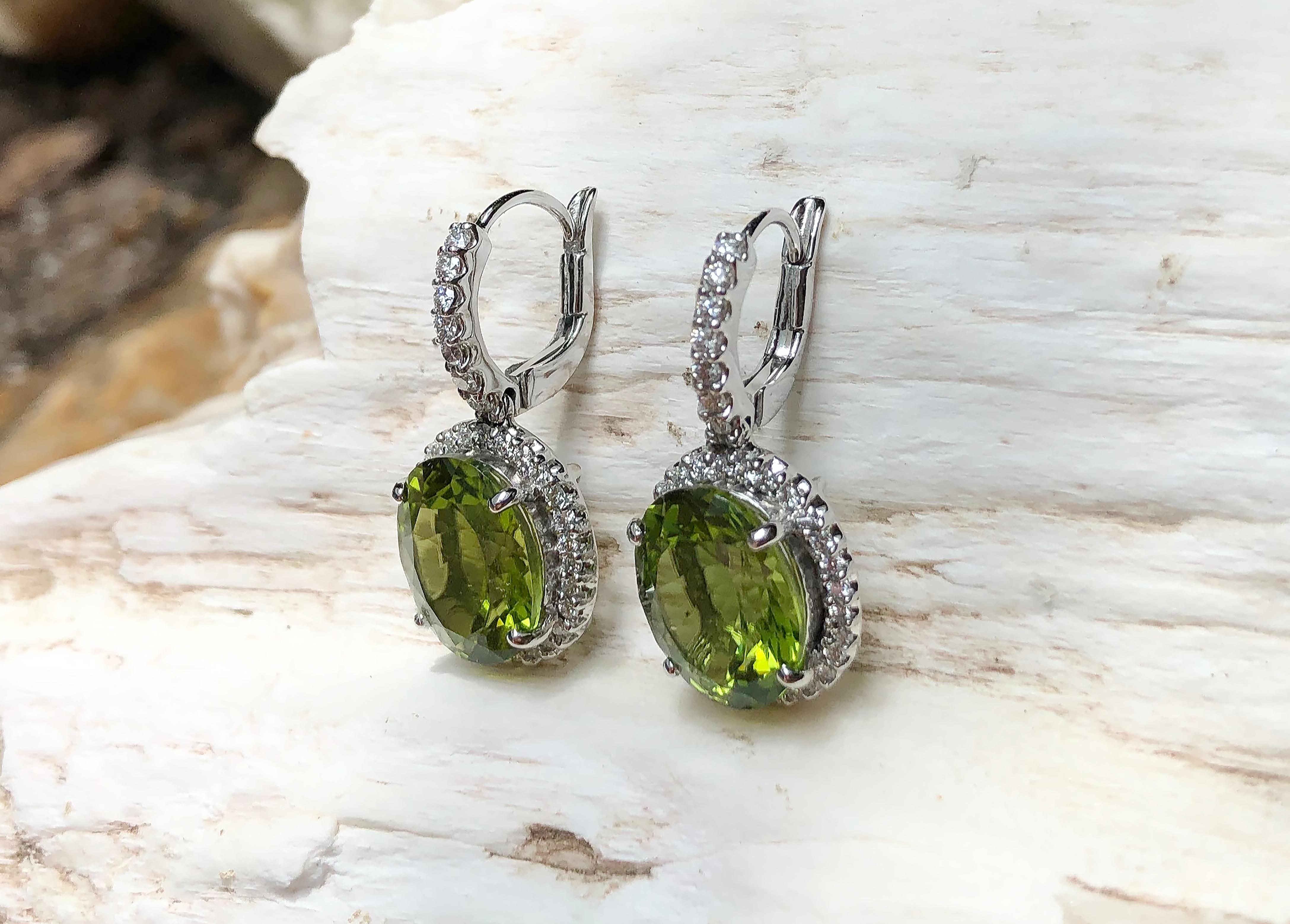 Peridot with Diamond Earrings Set in 18 Karat White Gold Settings In New Condition In Bangkok, TH