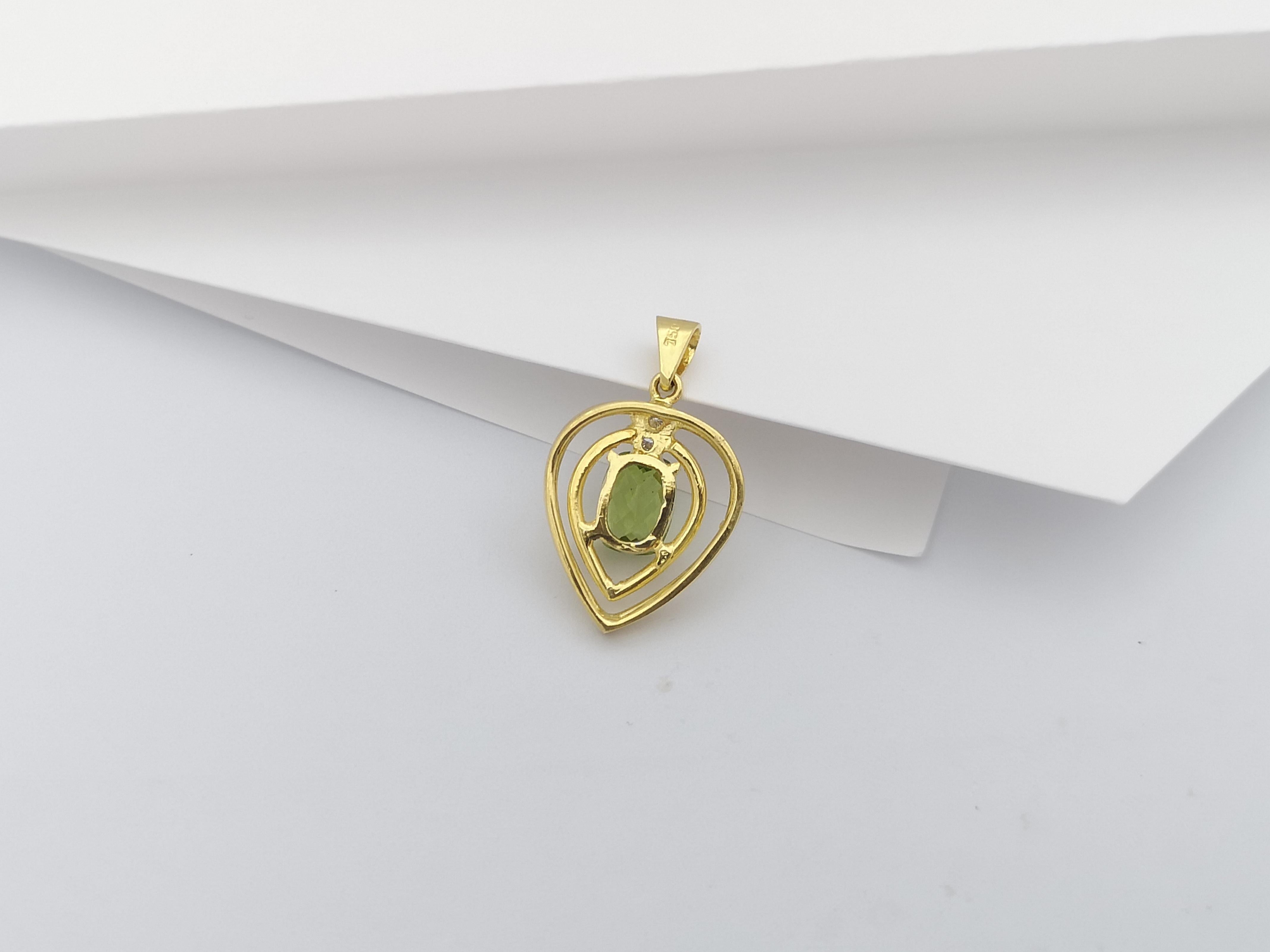 Peridot with Diamond Pendant Set in 18 Karat Gold Setting In New Condition For Sale In Bangkok, TH