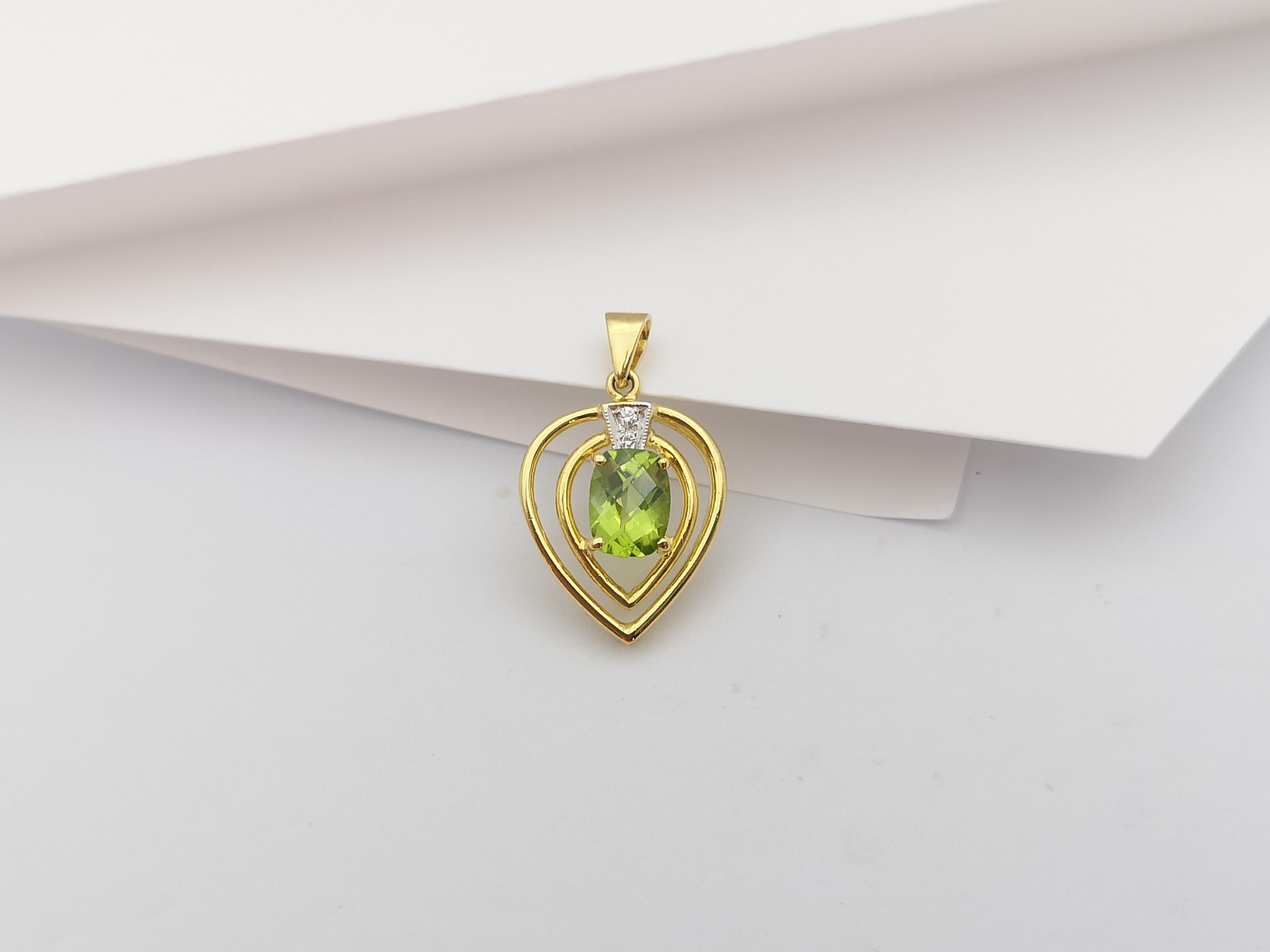 Peridot with Diamond Pendant Set in 18 Karat Gold Setting For Sale 1