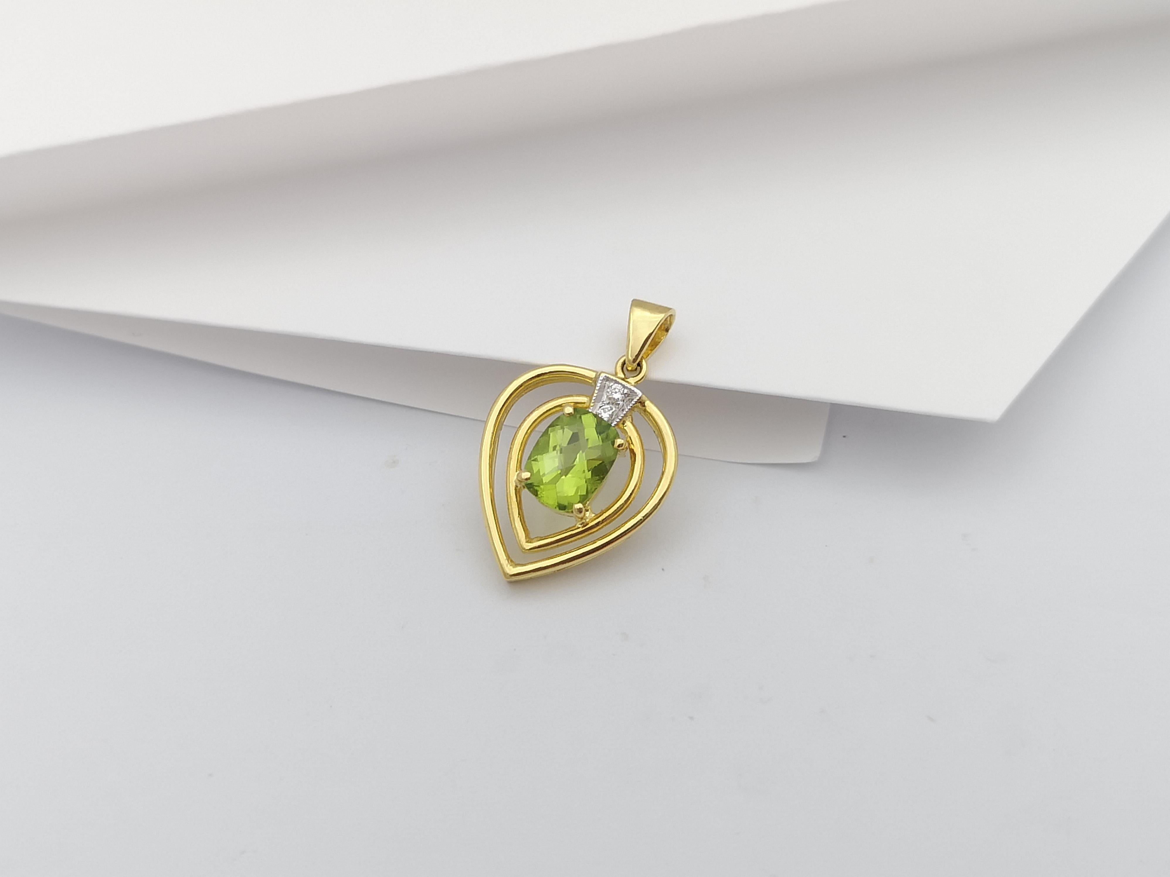 Peridot with Diamond Pendant Set in 18 Karat Gold Setting For Sale 2