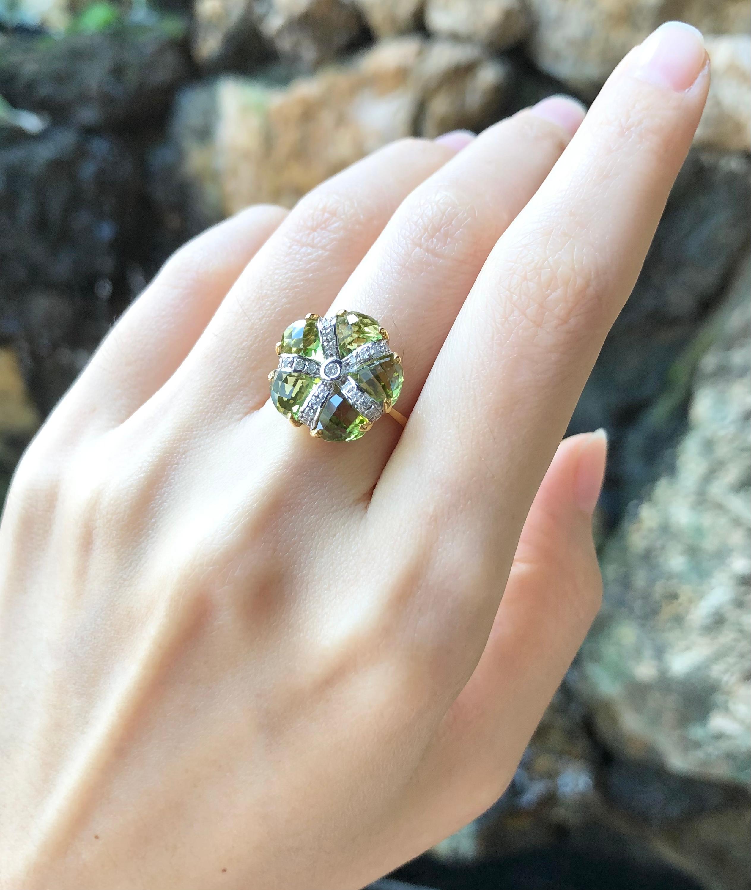 Peridot with Diamond Ring Set in 14 Karat Gold Settings In New Condition For Sale In Bangkok, TH