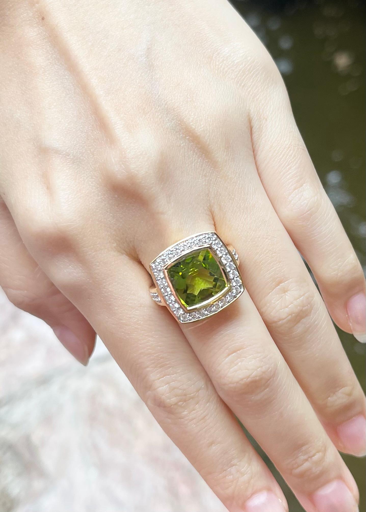 Peridot mit Diamantring in 14K Goldfassungen gefasst (Kissenschliff) im Angebot
