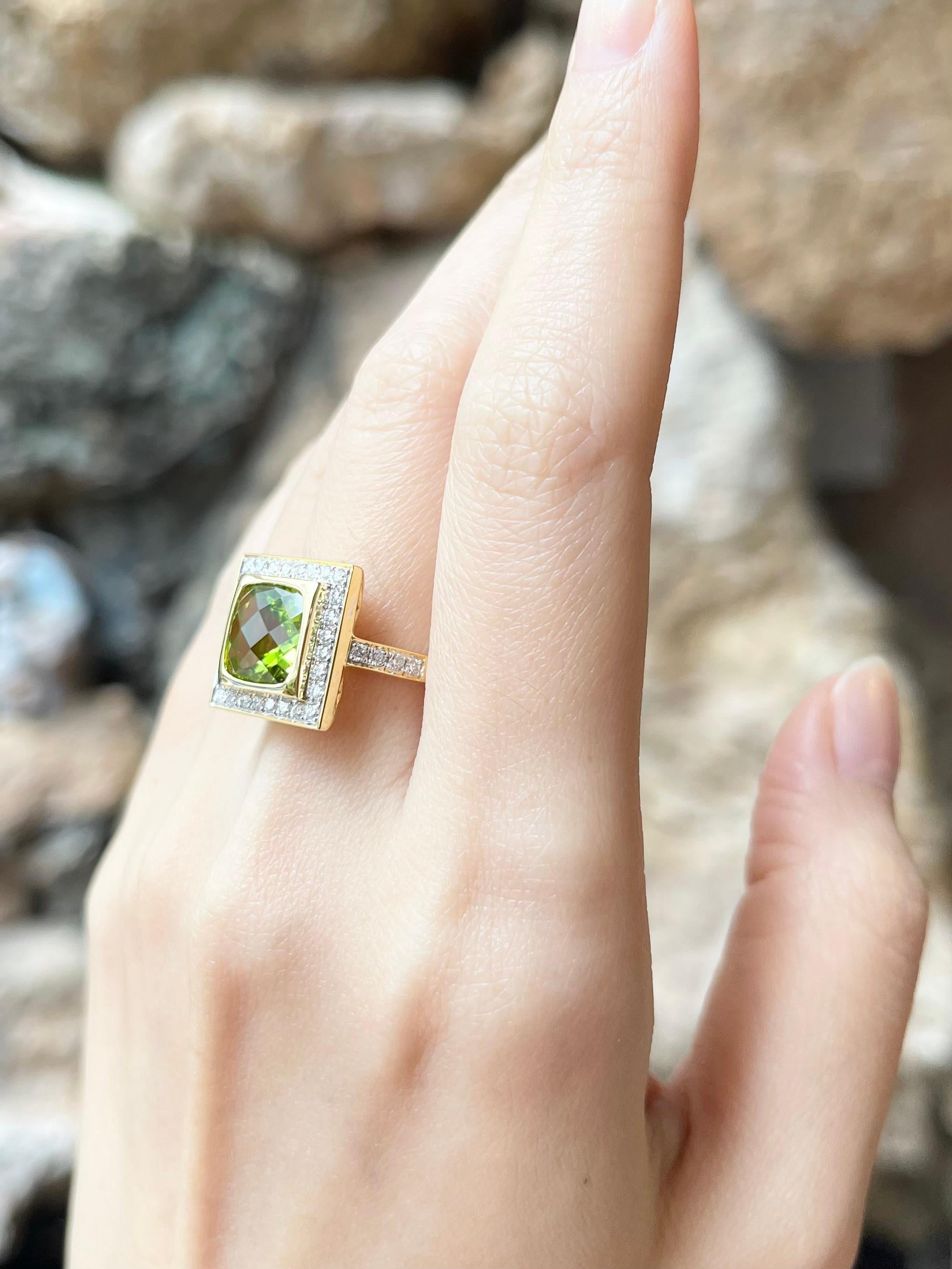 Peridot mit Diamantring in 14K Goldfassungen gefasst im Zustand „Neu“ im Angebot in Bangkok, TH