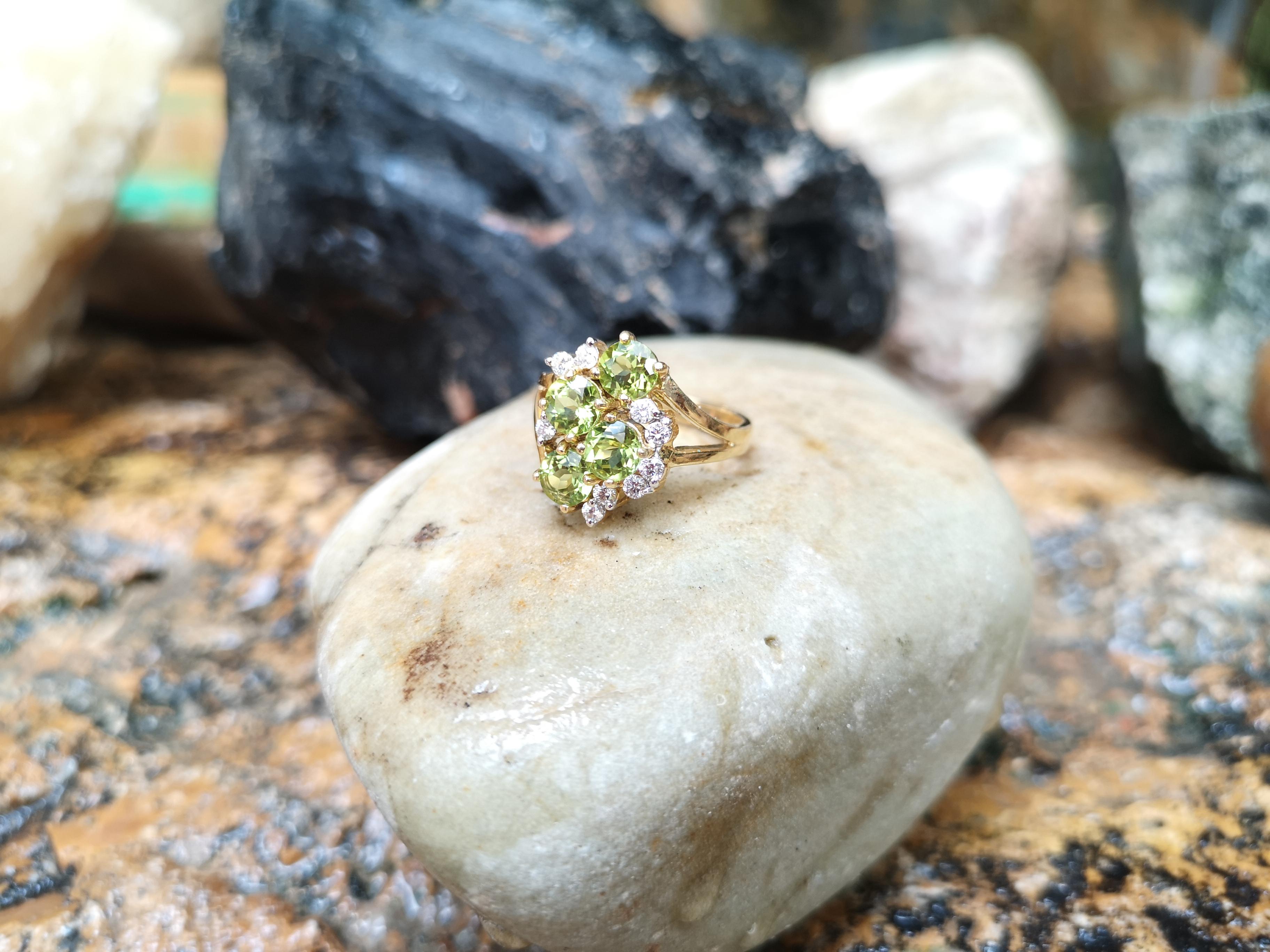 Peridot with Diamond Ring Set in 18 Karat Gold Settings In New Condition In Bangkok, TH