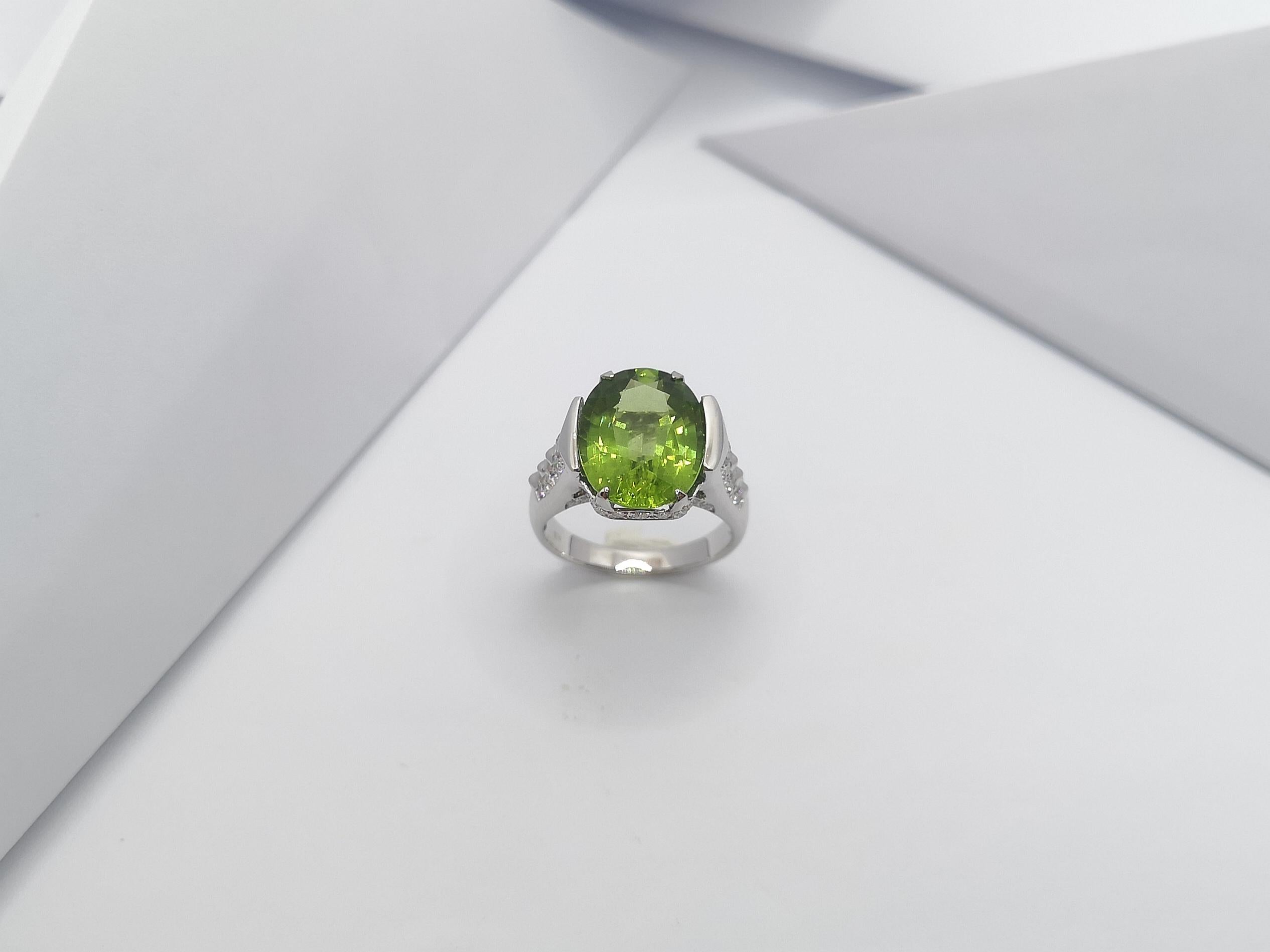 Ring mit Peridot und Diamant in 18 Karat Weißgoldfassung im Angebot 11