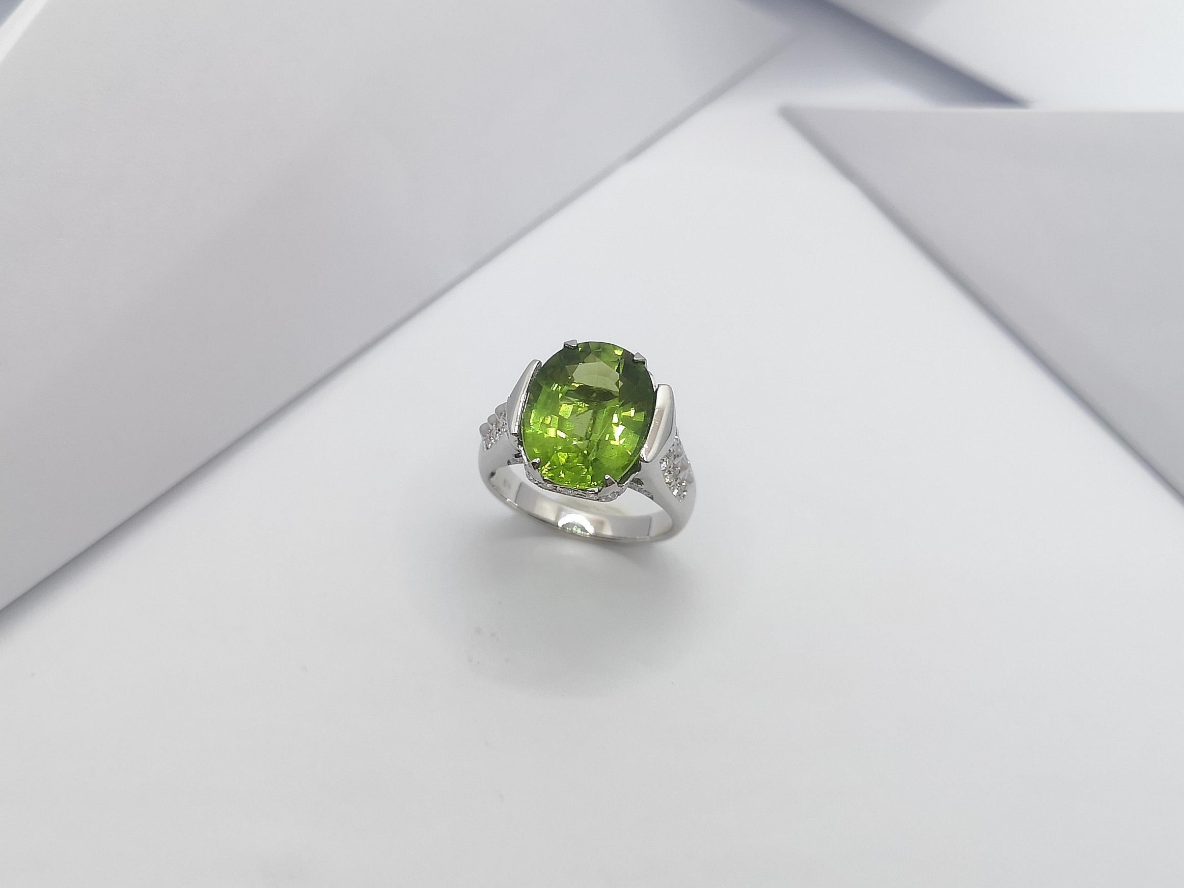Ring mit Peridot und Diamant in 18 Karat Weißgoldfassung im Angebot 12