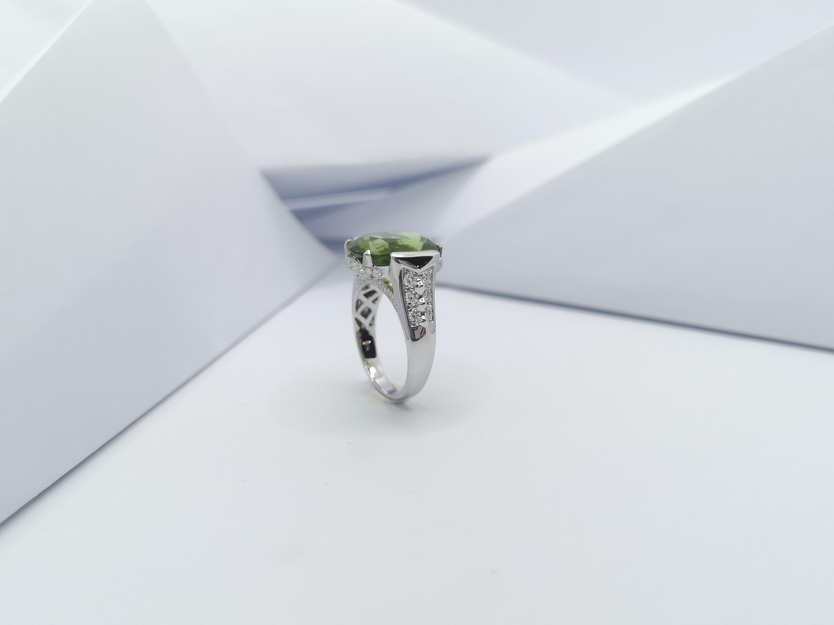 Ring mit Peridot und Diamant in 18 Karat Weißgoldfassung im Angebot 13