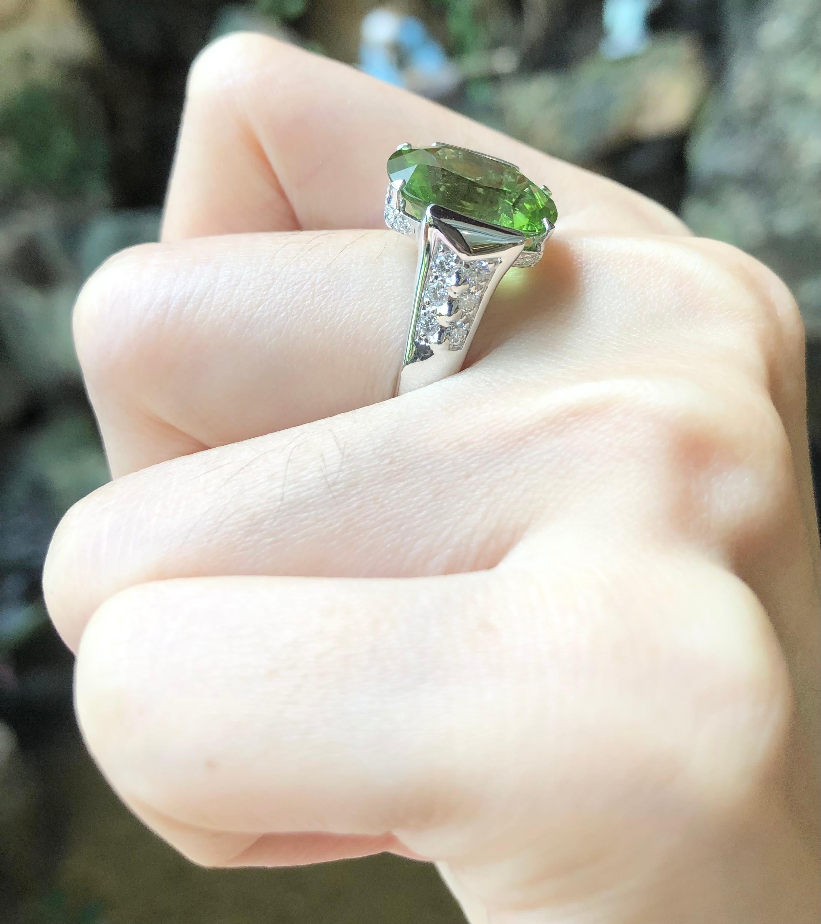 Peridot 8,0 Karat mit Diamant 0,63 Karat Ring in 18 Karat Weißgold gefasst

Breite:  1.3 cm 
Länge: 1,5 cm
Ringgröße: 53
Gesamtgewicht: 7,52 Gramm

