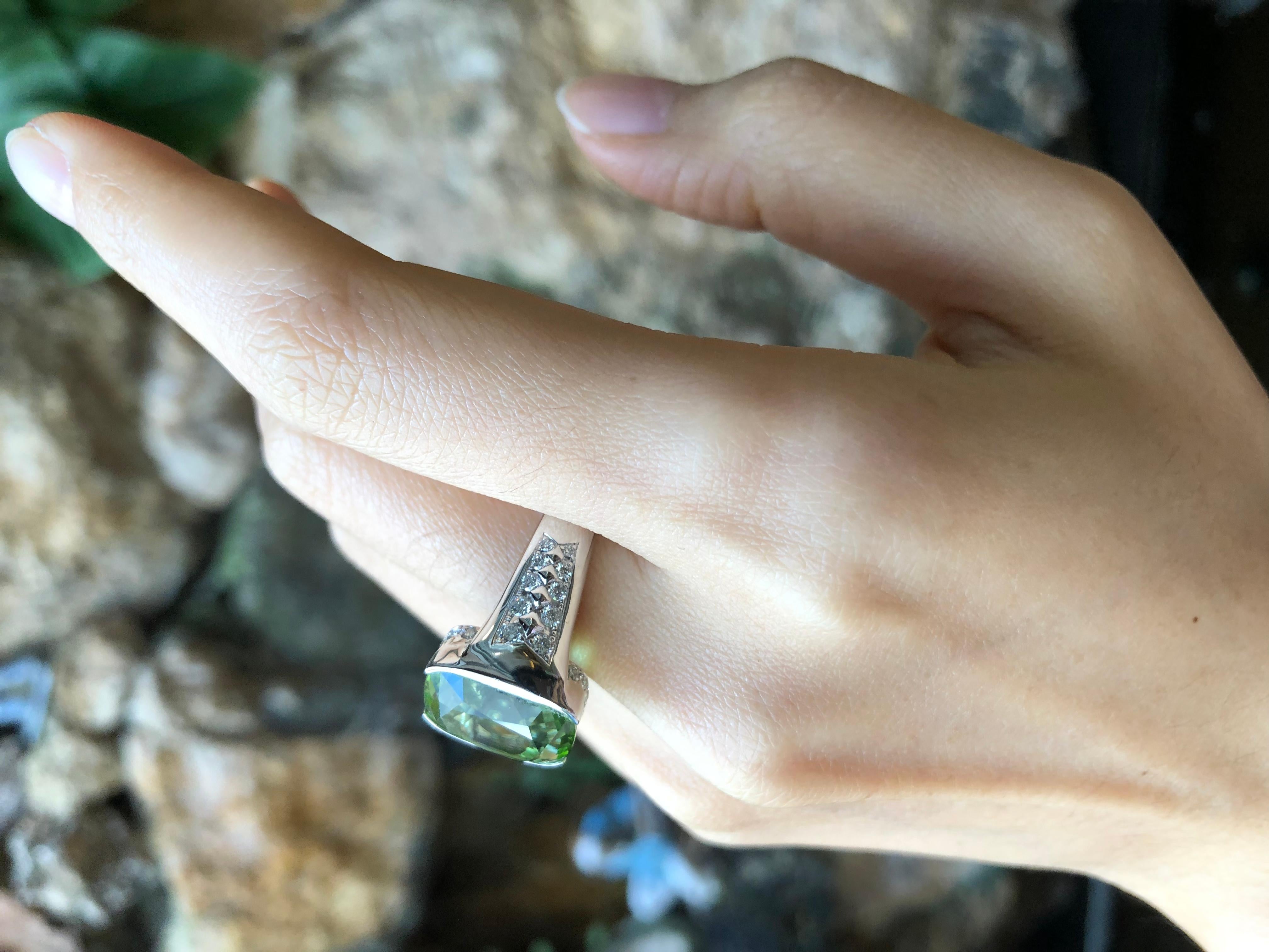 Ring mit Peridot 9,03 Karat und Diamant 0,68 Karat in 18 Karat Weißgoldfassung

Breite:  1,2 cm 
Durchmesser: 1,4 cm
Ringgröße: 55
Gesamtgewicht: 11,51 Gramm

„Wir eröffneten das Unternehmen 1980 zum ersten Mal, als es sich damals in der Nähe des