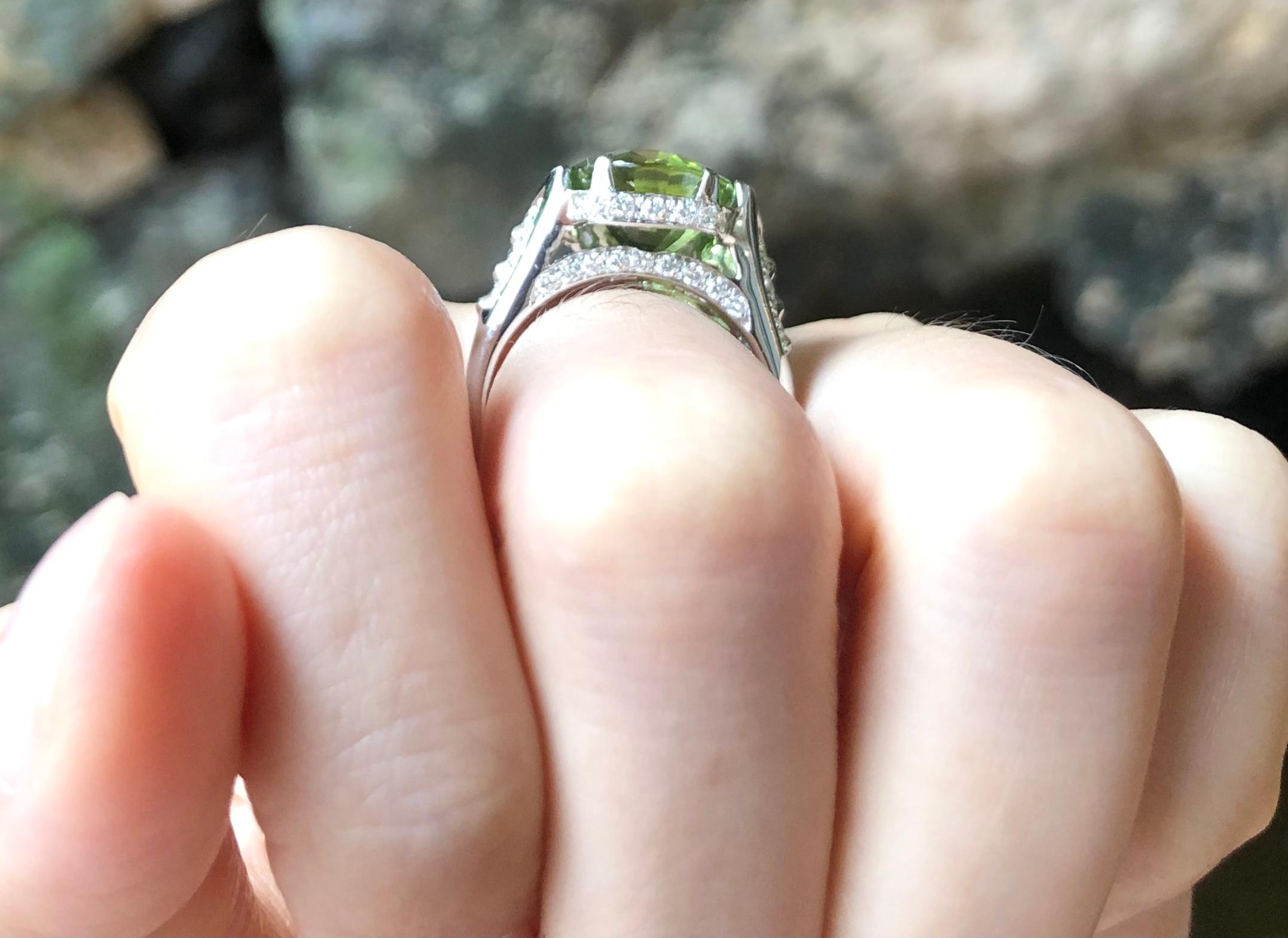 Ring mit Peridot und Diamant in 18 Karat Weißgoldfassung (Ovalschliff) im Angebot