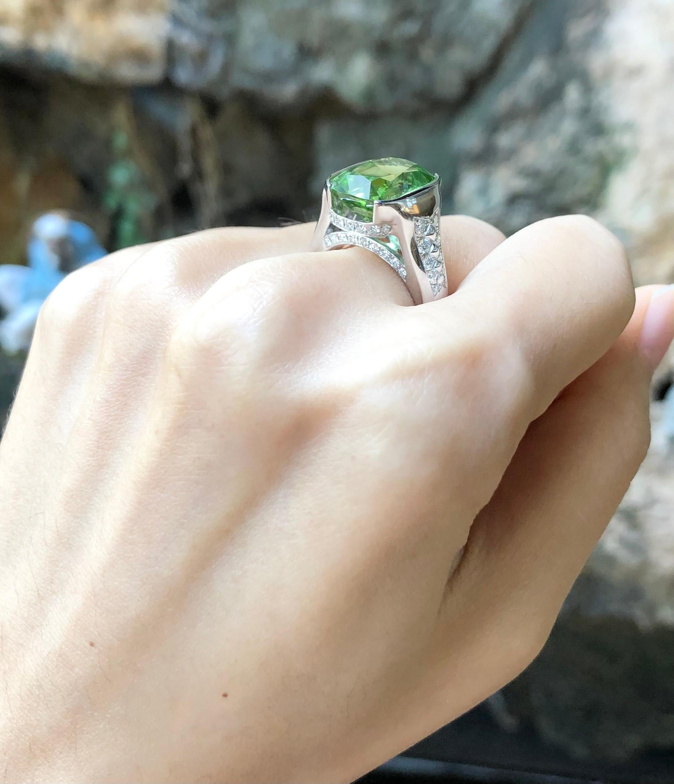 Ring mit Peridot und Diamant in 18 Karat Weißgoldfassung (Zeitgenössisch) im Angebot