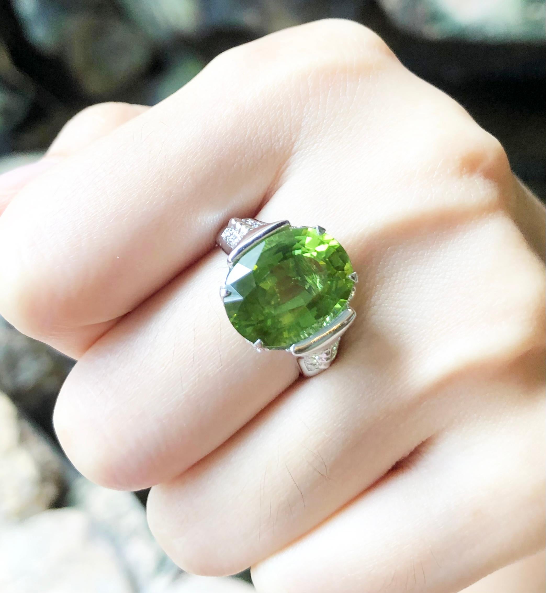 Ring mit Peridot und Diamant in 18 Karat Weißgoldfassung im Zustand „Neu“ im Angebot in Bangkok, TH