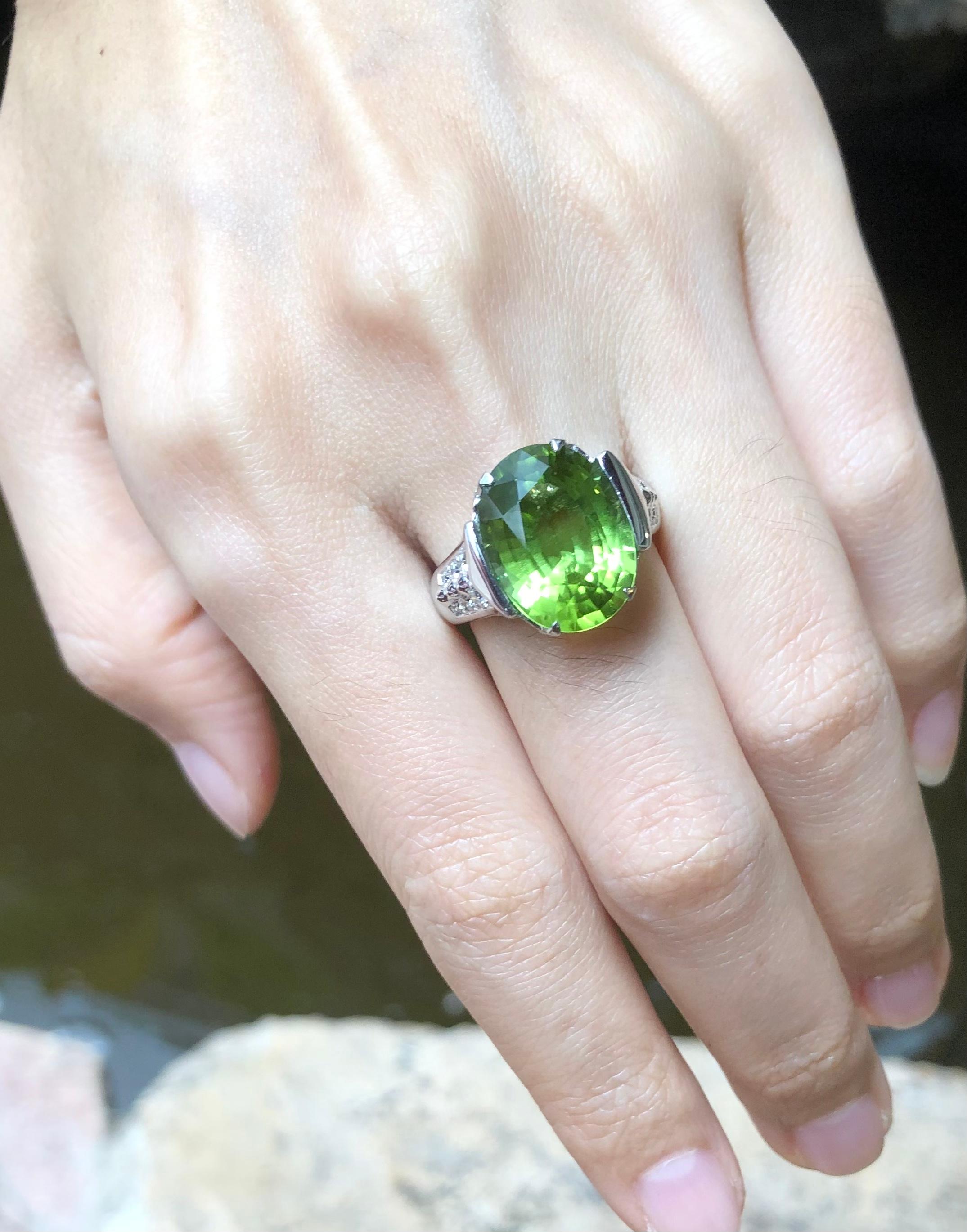 Ring mit Peridot und Diamant in 18 Karat Weißgoldfassung Damen im Angebot
