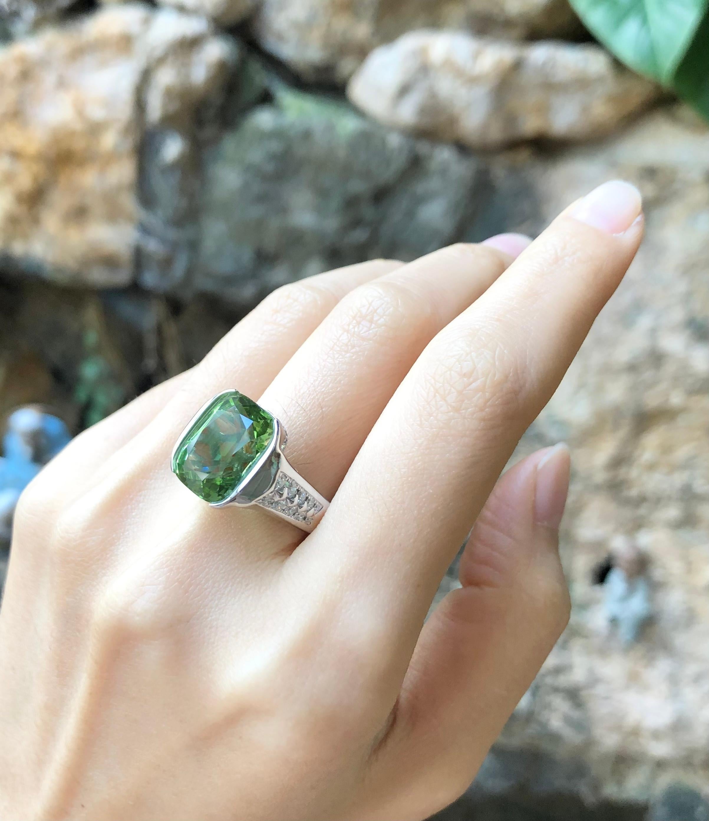 Ring mit Peridot und Diamant in 18 Karat Weißgoldfassung im Zustand „Neu“ im Angebot in Bangkok, TH