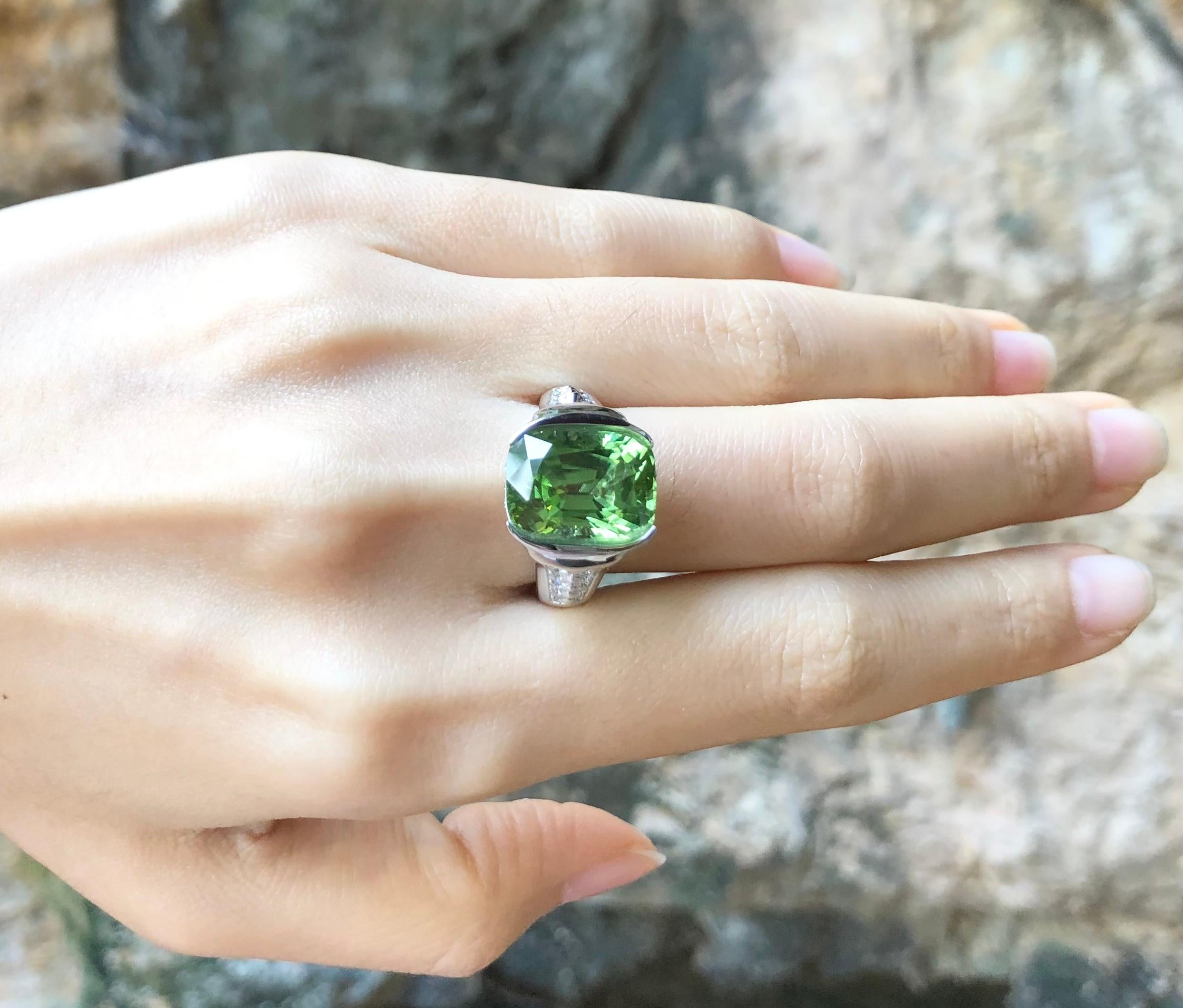 Ring mit Peridot und Diamant in 18 Karat Weißgoldfassung Damen im Angebot