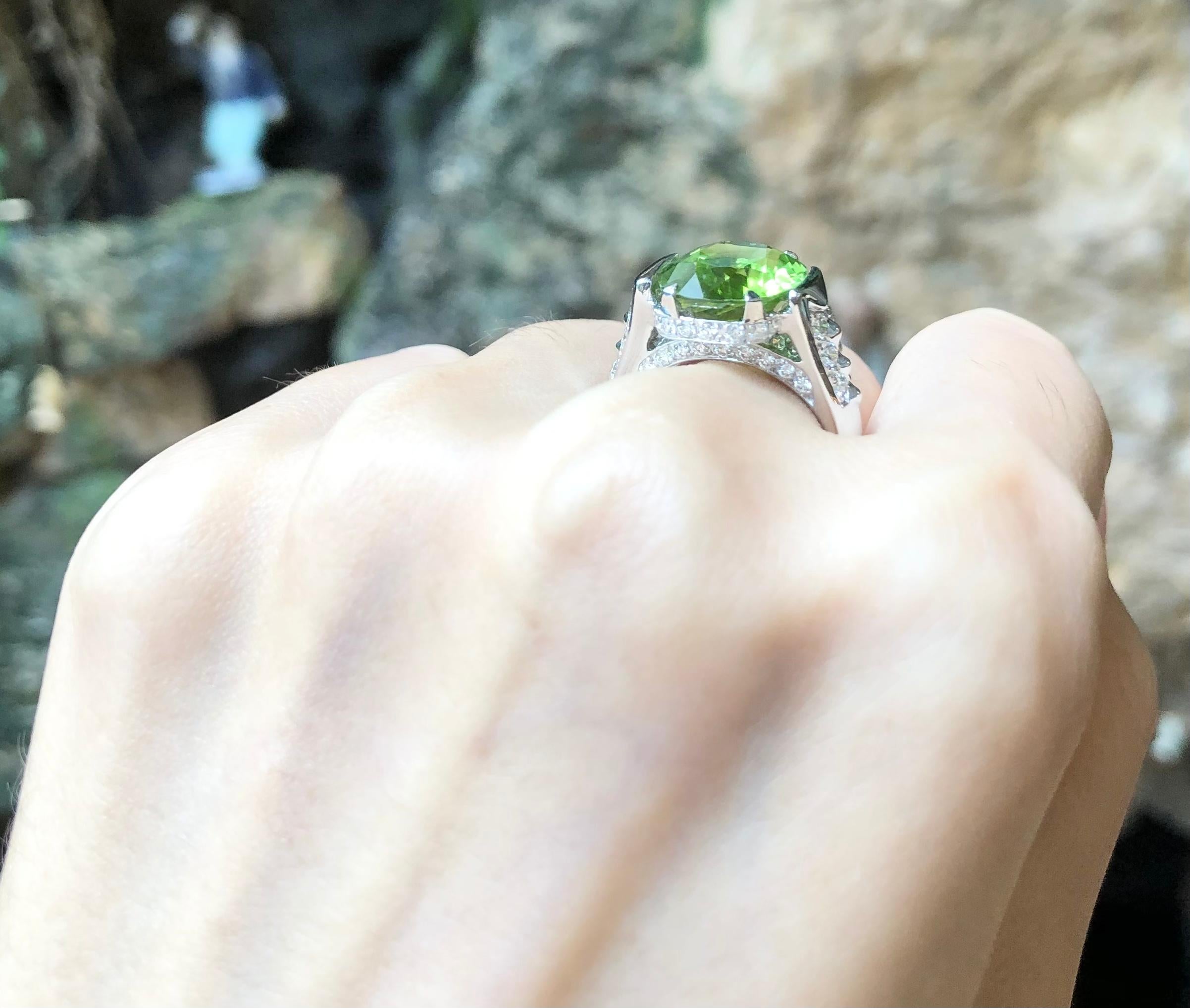 Ring mit Peridot und Diamant in 18 Karat Weißgoldfassung im Angebot 2