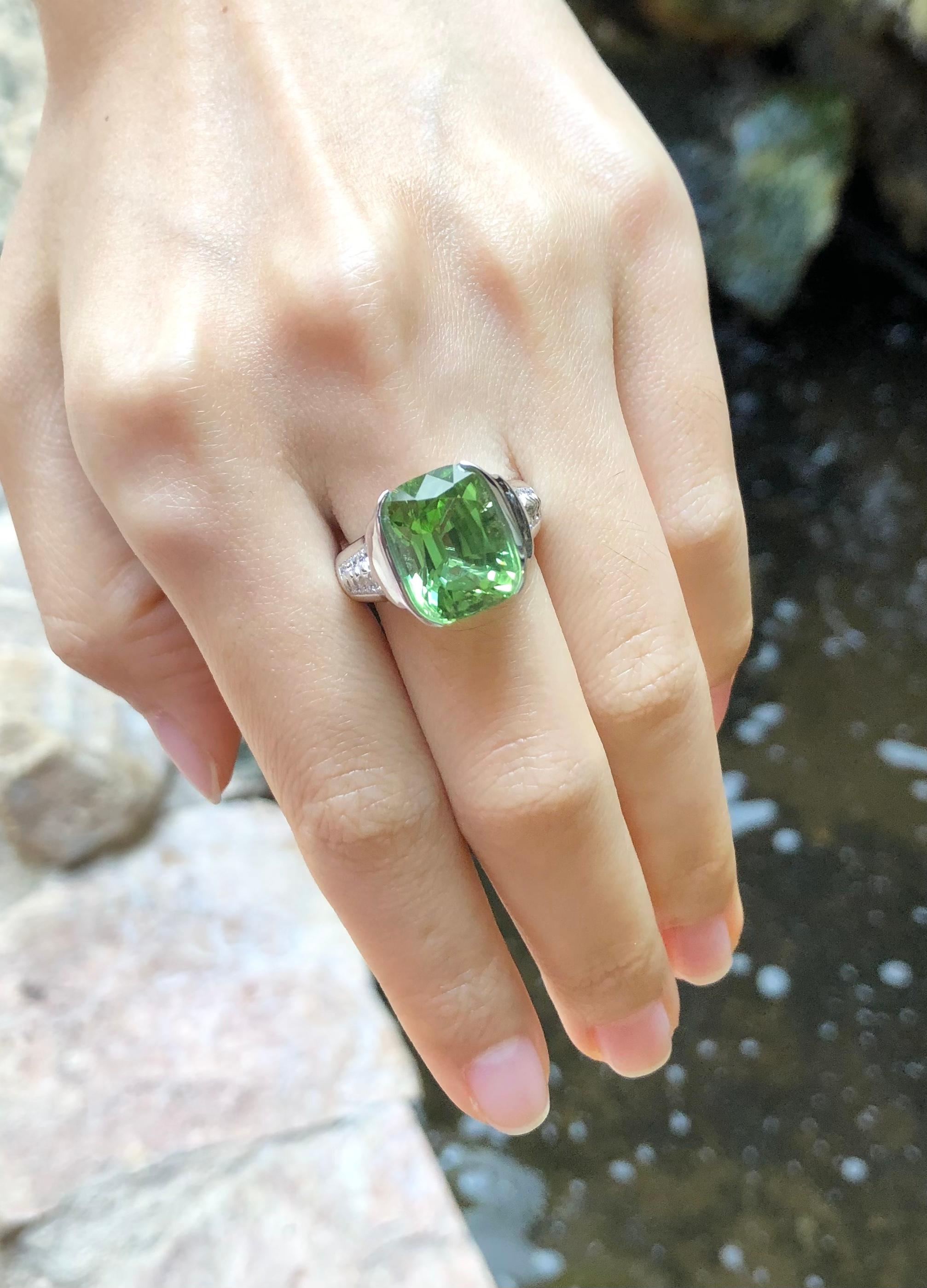 Ring mit Peridot und Diamant in 18 Karat Weißgoldfassung im Angebot 1