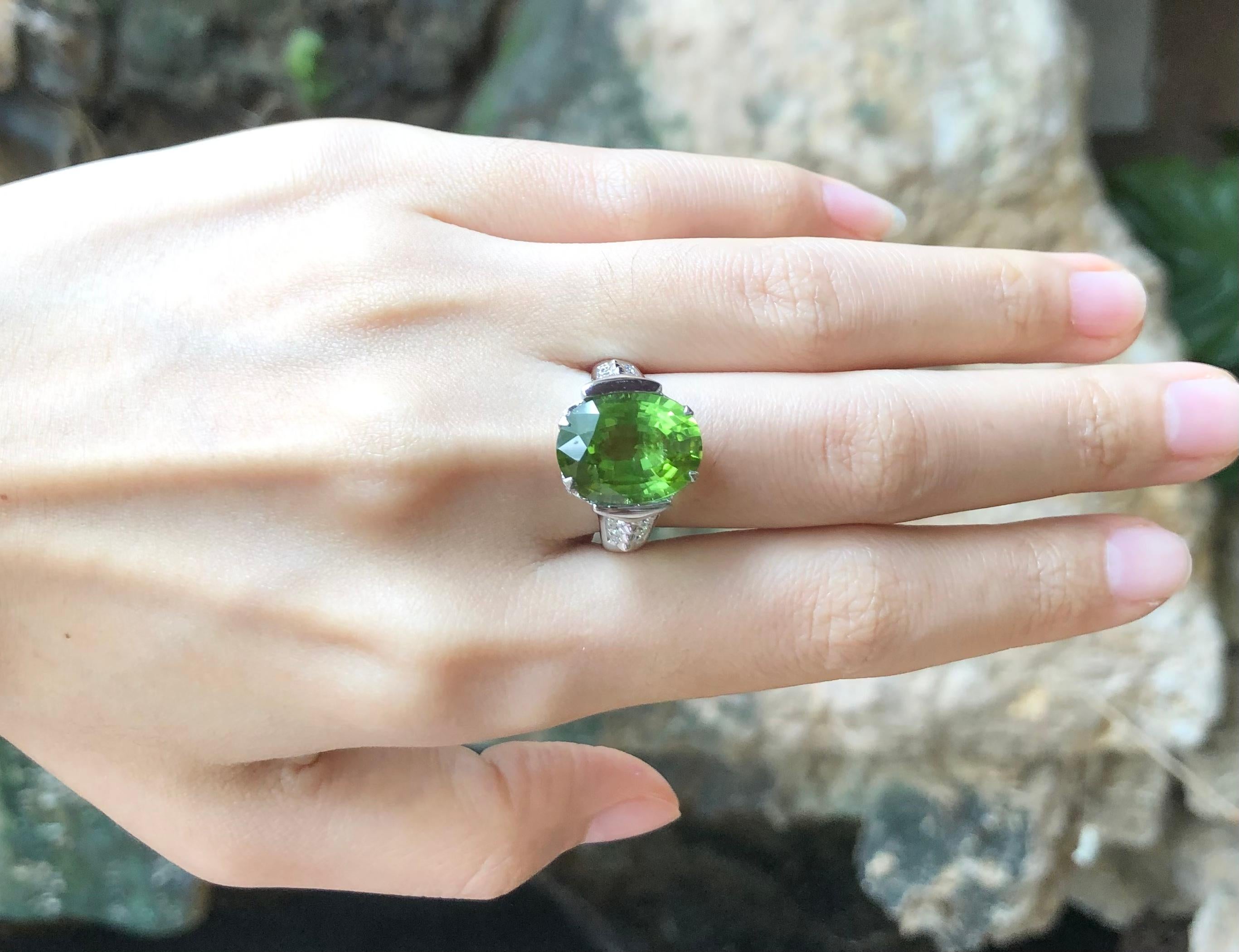 Ring mit Peridot und Diamant in 18 Karat Weißgoldfassung im Angebot 3