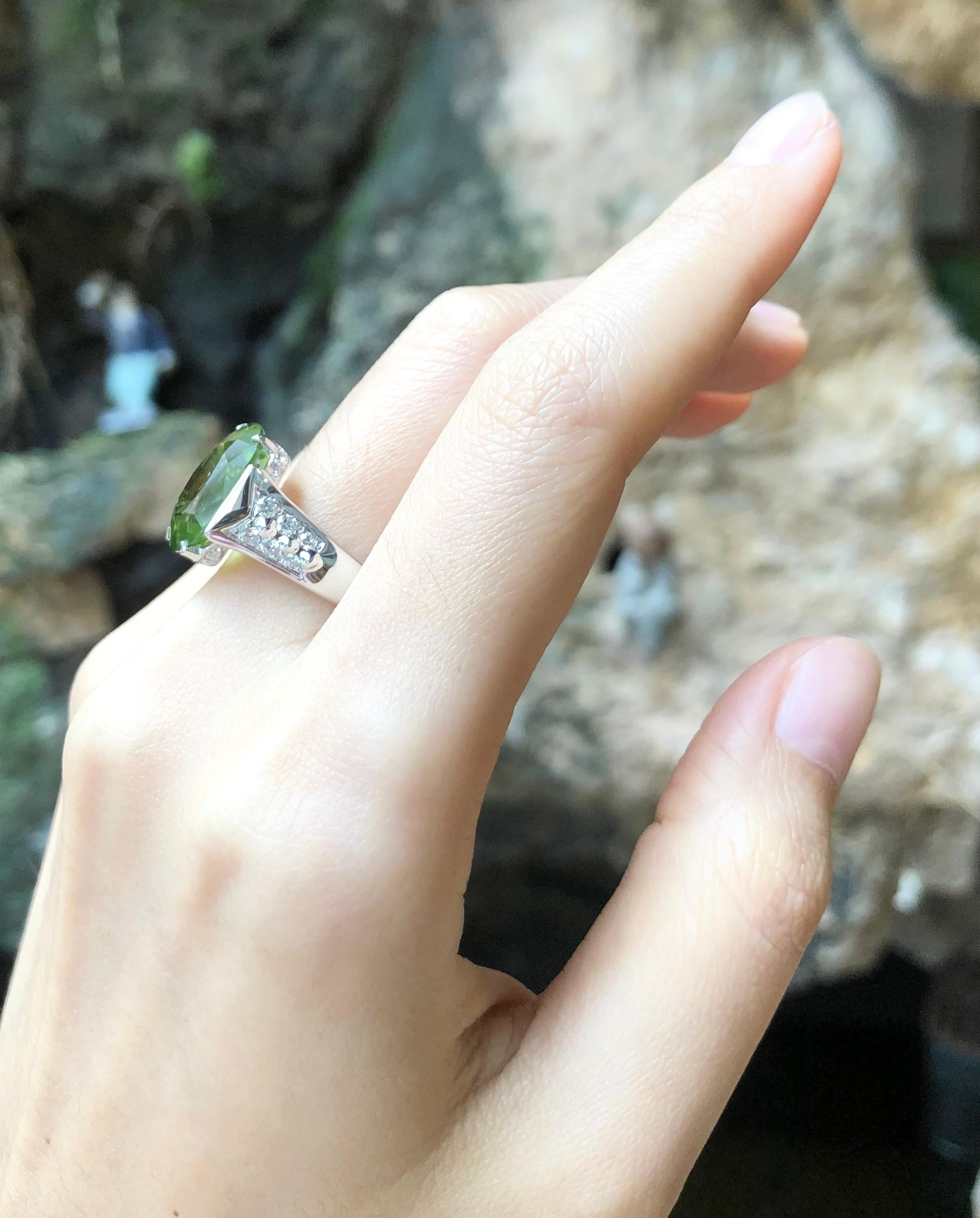 Ring mit Peridot und Diamant in 18 Karat Weißgoldfassung im Angebot 4