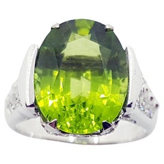 Anello con peridoto e diamanti incastonati in oro bianco 18 carati