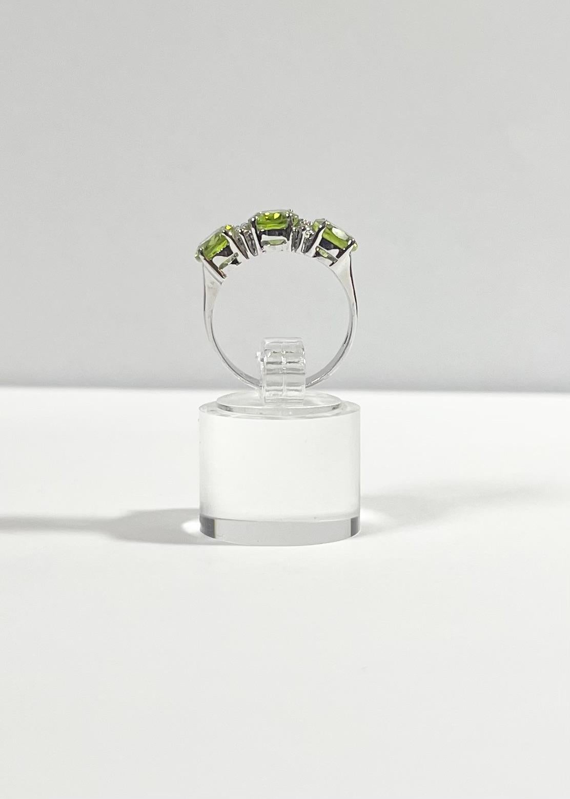 Peridot mit Diamantring in 18K Weißgoldfassung im Angebot 8